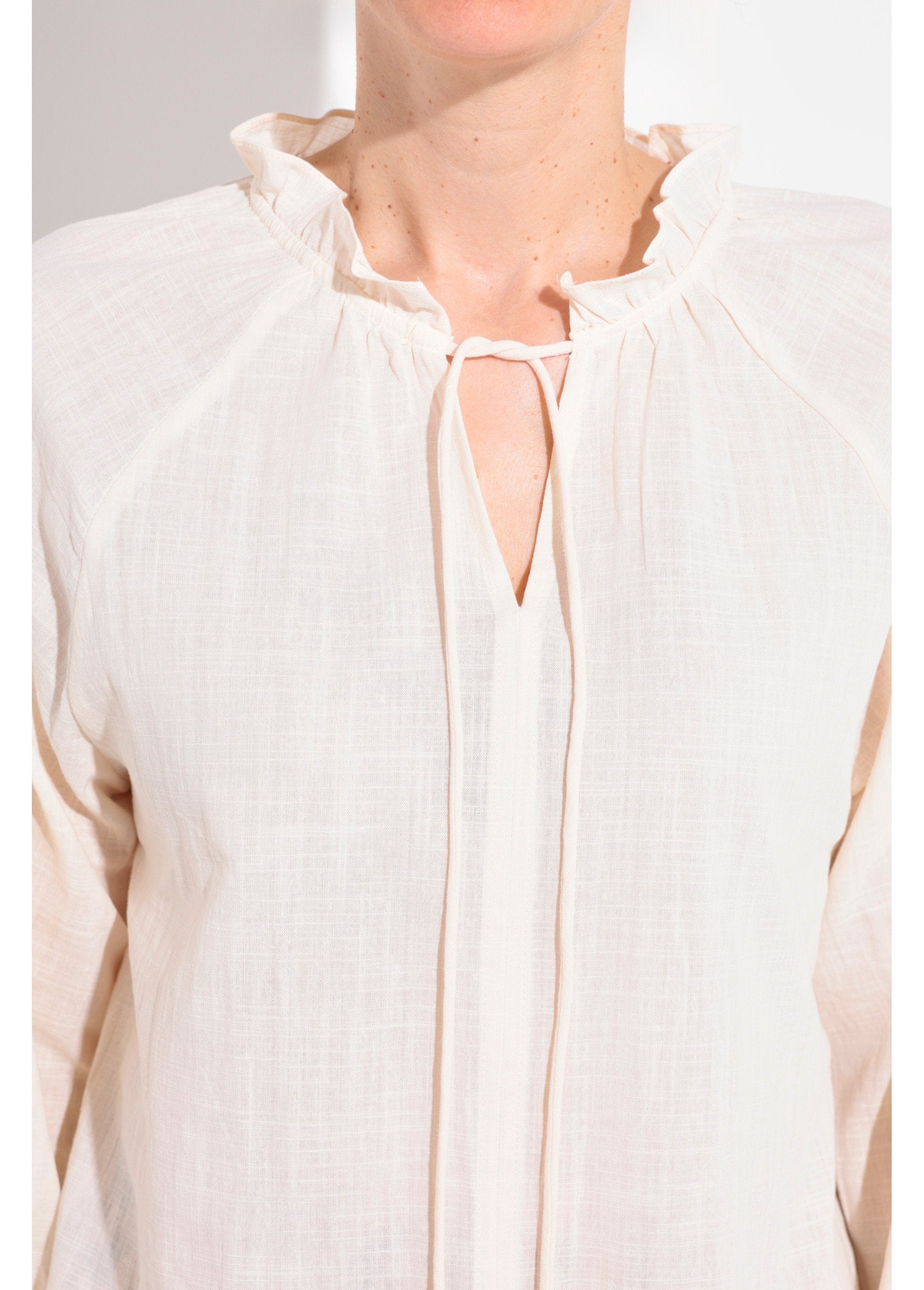 Loose-fitting_V-neck_blouse_with_a_tie_Beige_DE1_slim
