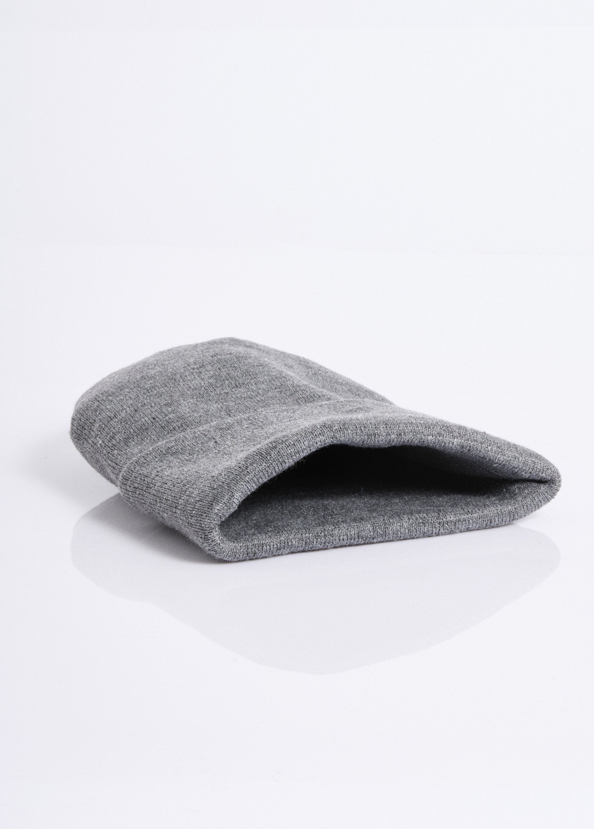 Fine_knit_hat_with_cuffs_Gray_DE1_slim