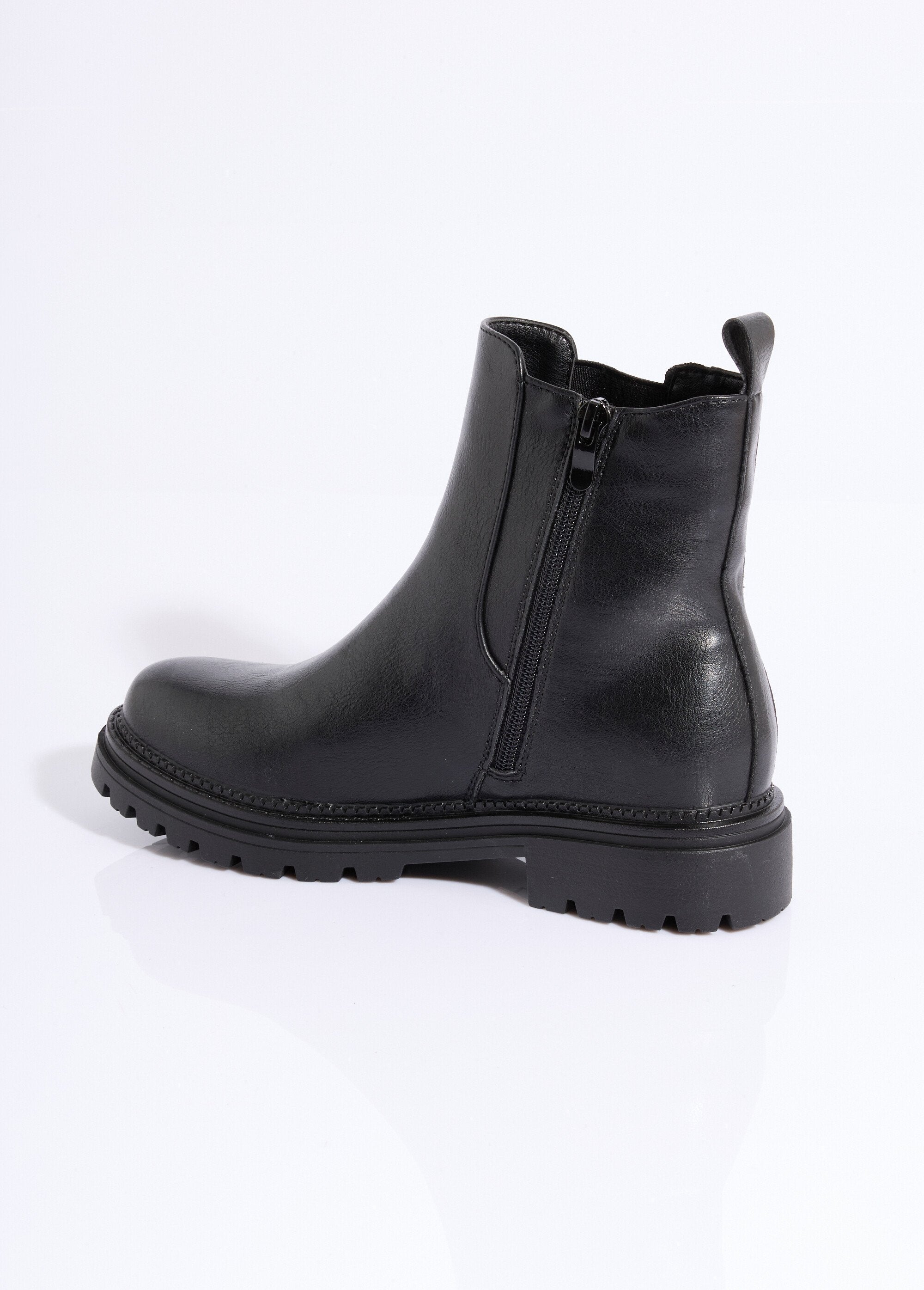Notched_Chelsea_boots_with_material_details_Black_DO1_slim
