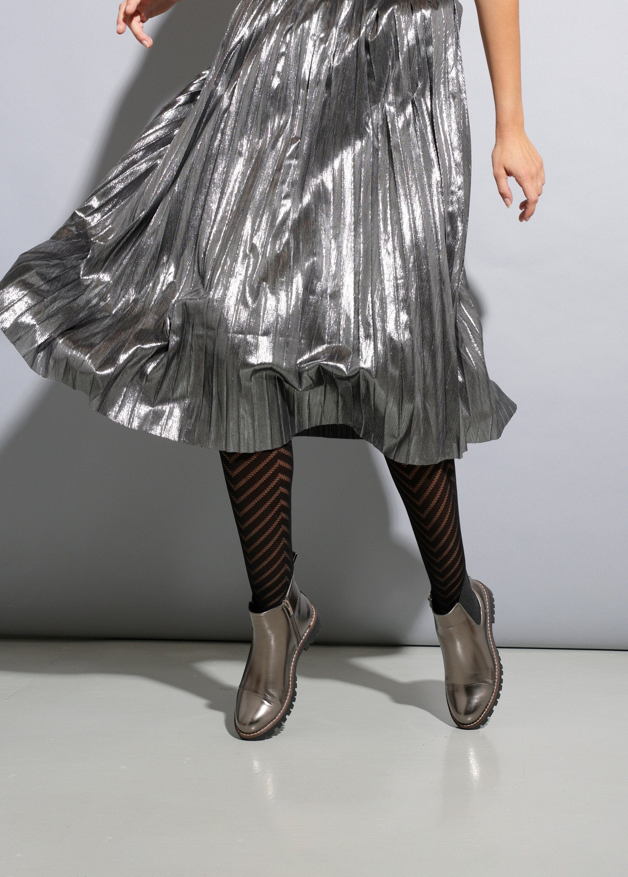 Chelsea_boots_with_comfort_width_lugged_sole_Gray_SF1_slim