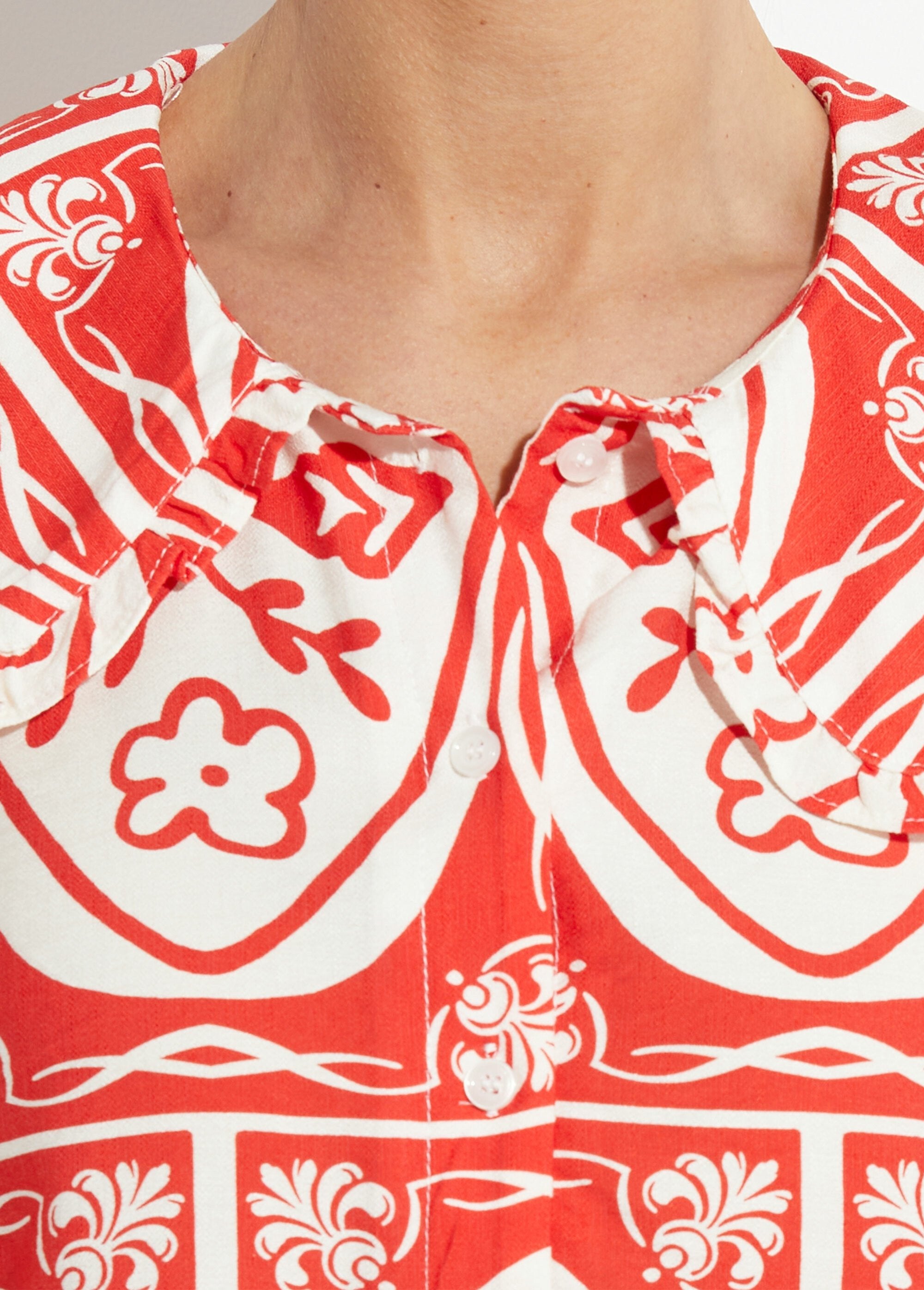 Peter_Pan_collar_blouse,_fancy_pattern_Red_prints_DE1_slim