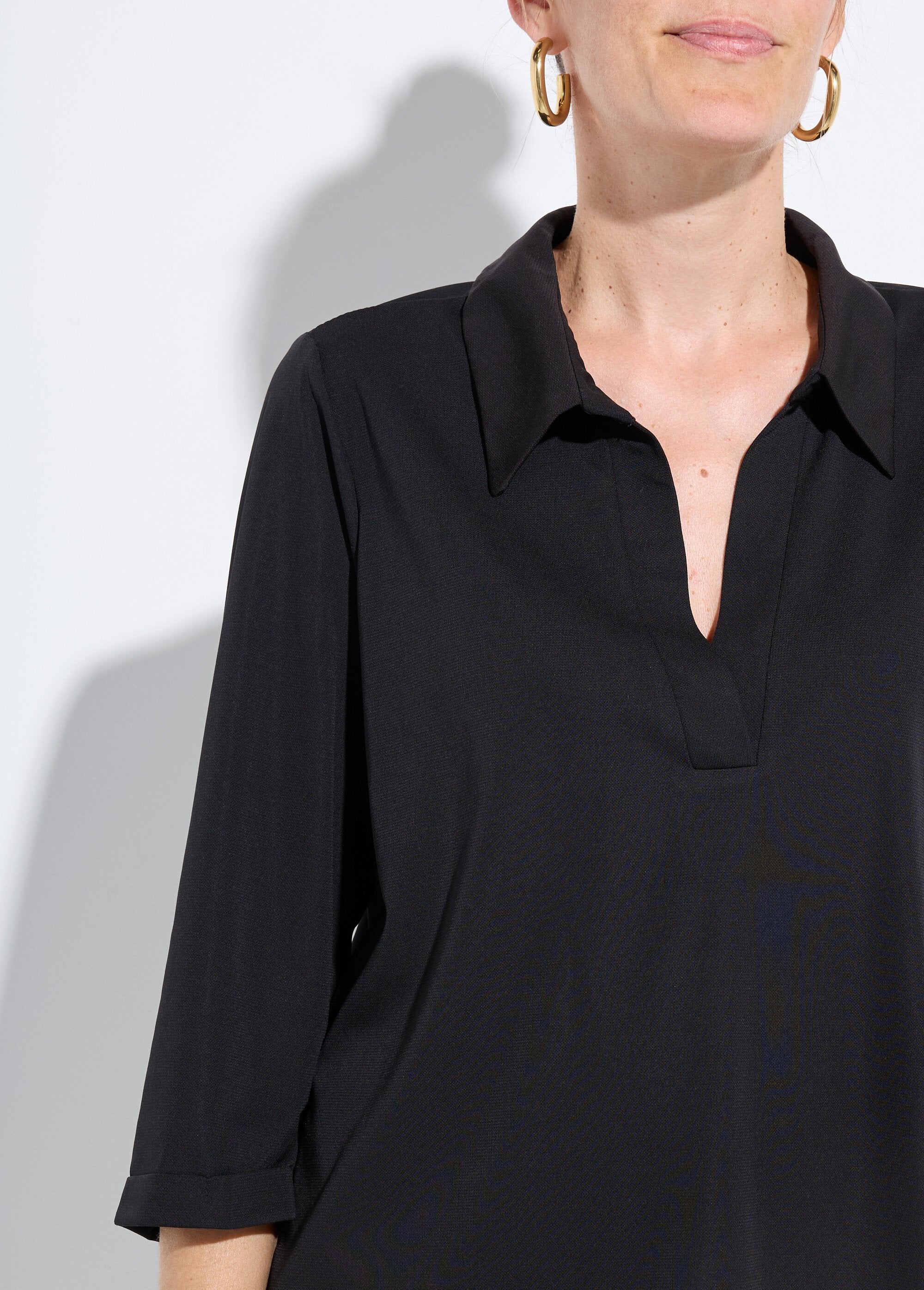Plain_flowing_blouse_with_tailored_collar_Plain_black_DE1_slim