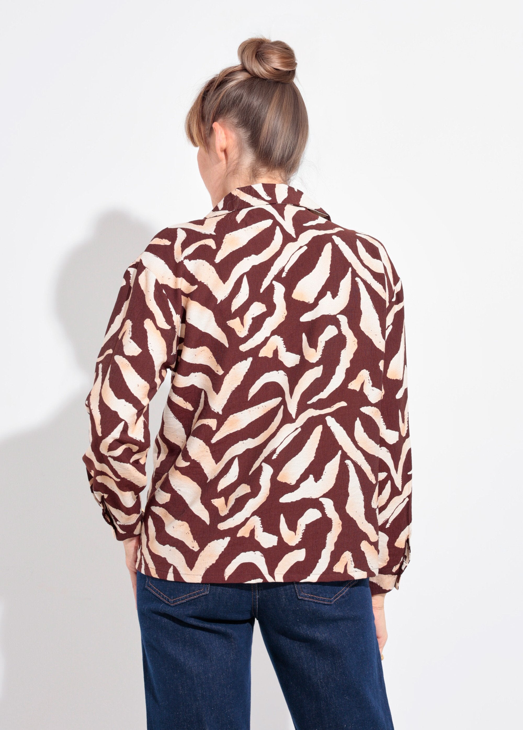 Graphic_print_blouse_with_tailored_collar_Brown_and_ecru_DO1_slim