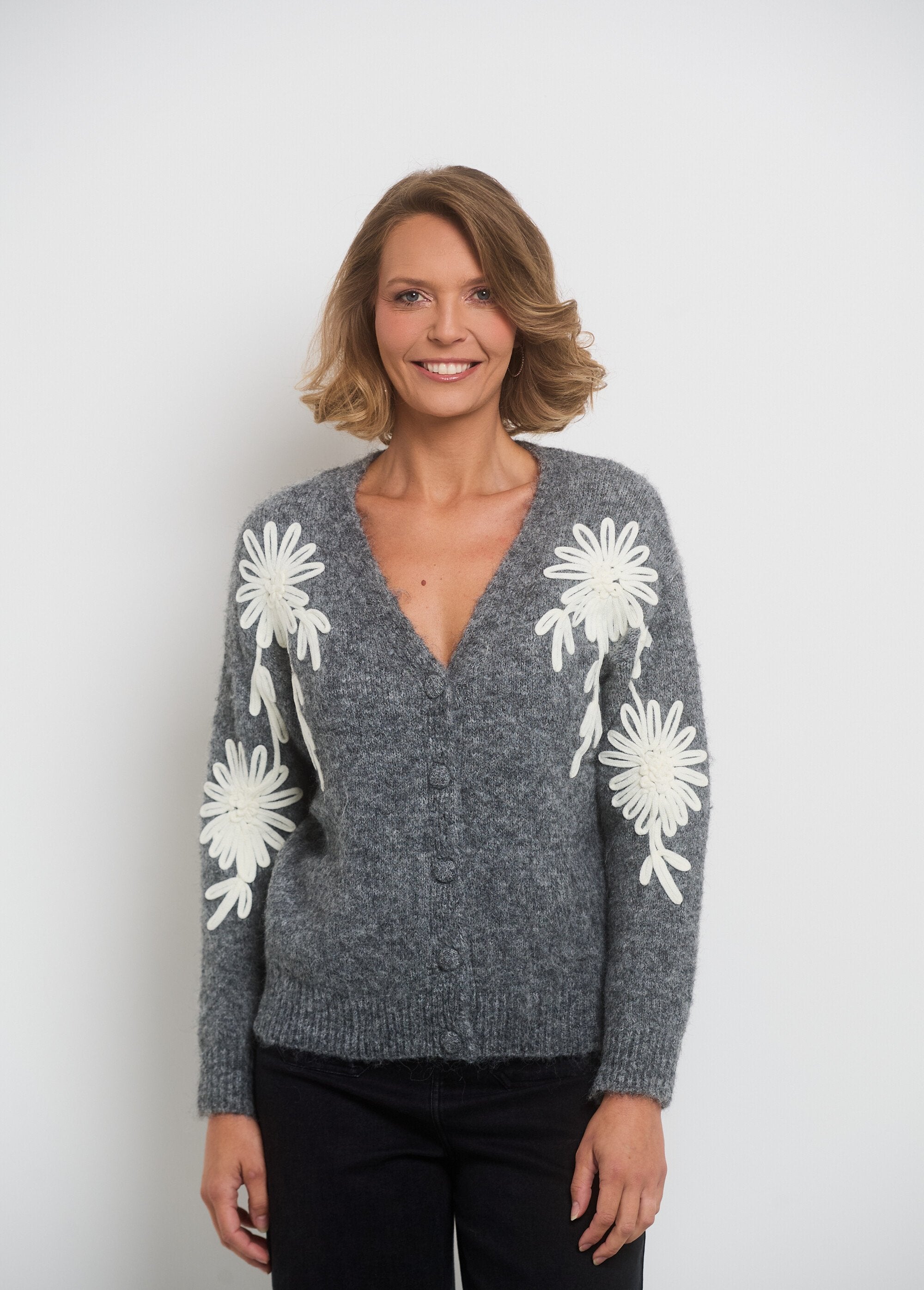 Warm_V-neck_vest_with_floral_applications_Gray_FA1_slim