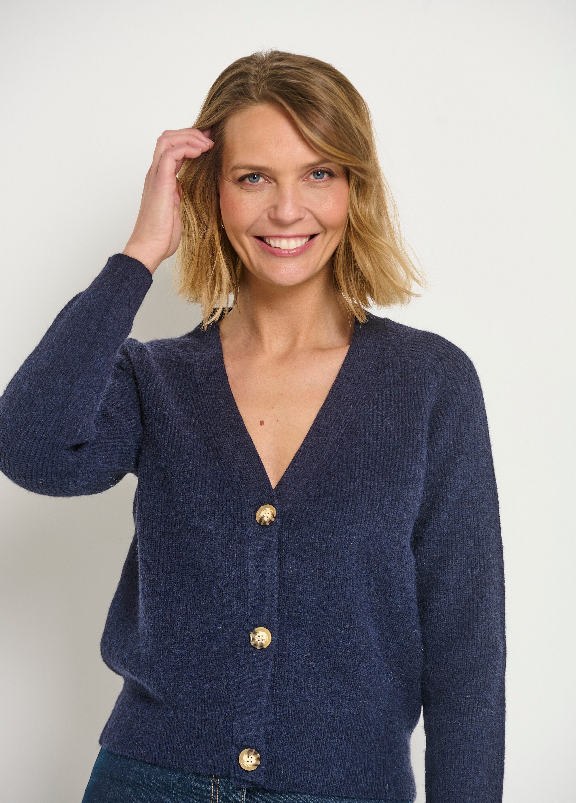 Short_V-neck_cardigan_with_contrasting_buttons_Marine_DE1_slim