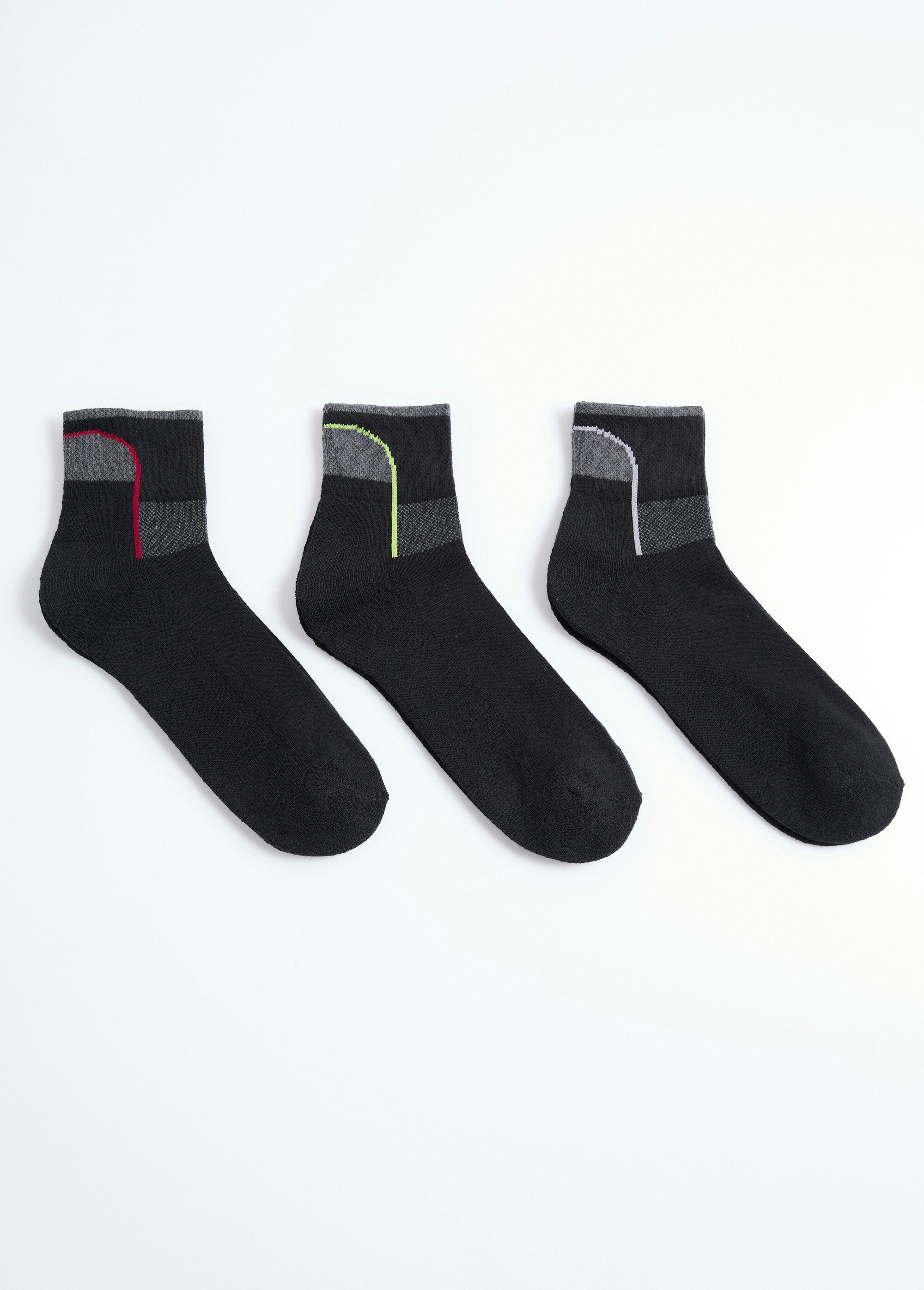 Pack_of_3_assorted_sports_socks_Green_Assortments_DE1_slim