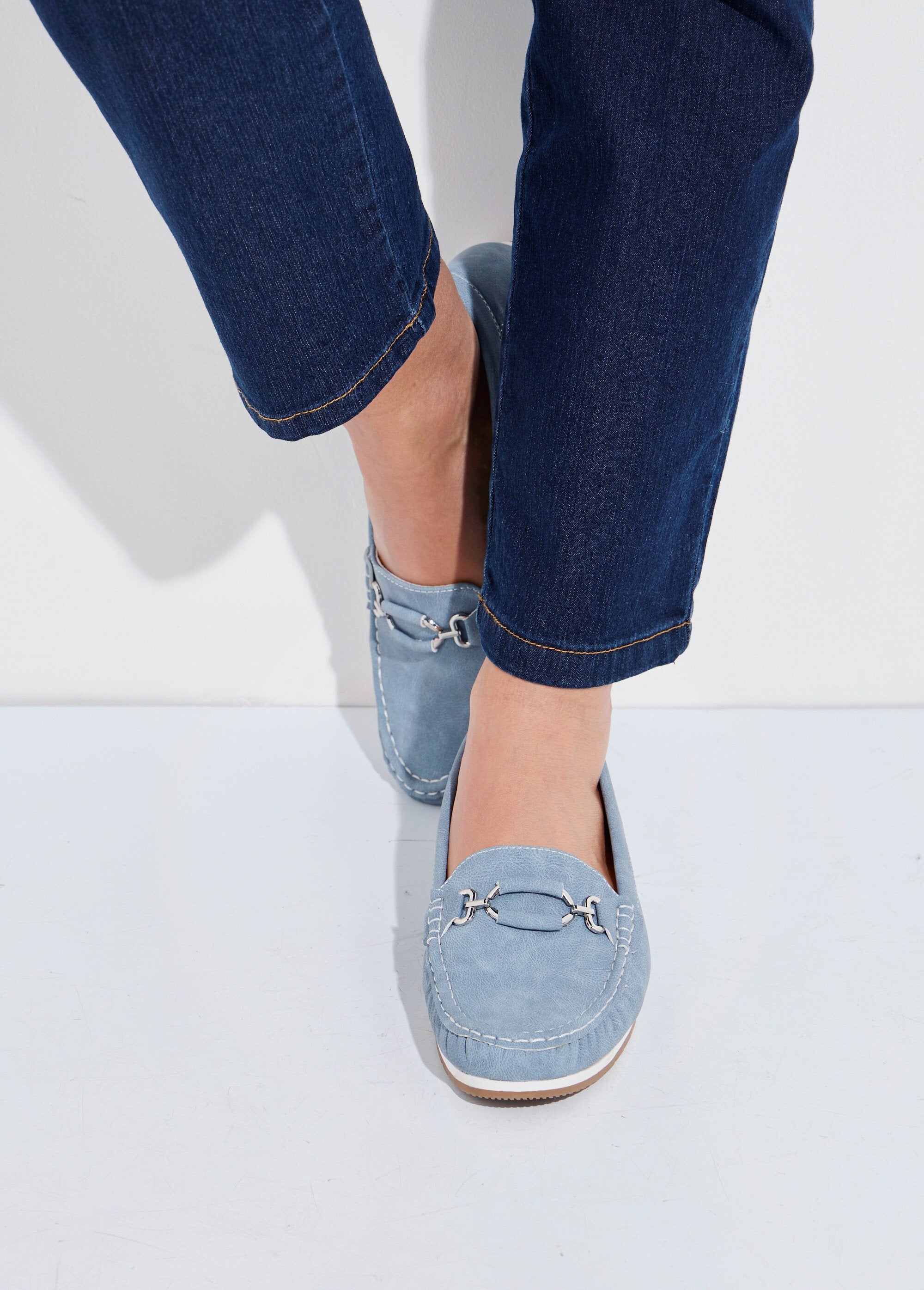 Soft_wedge_moccasins,_comfort_width_Jeans_SF1_slim