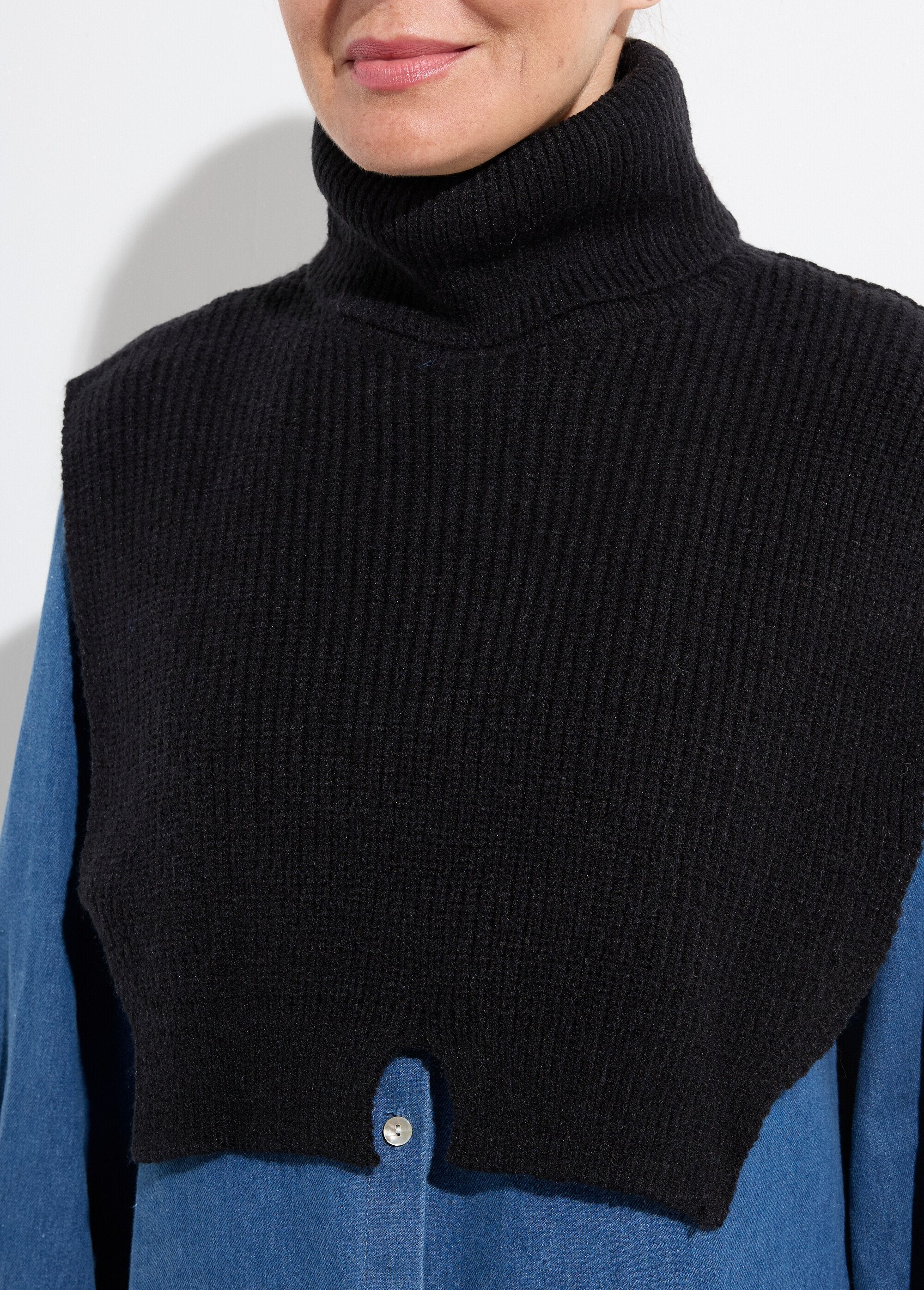 Warm_knitted_turtleneck_bib_Black_DE1_slim
