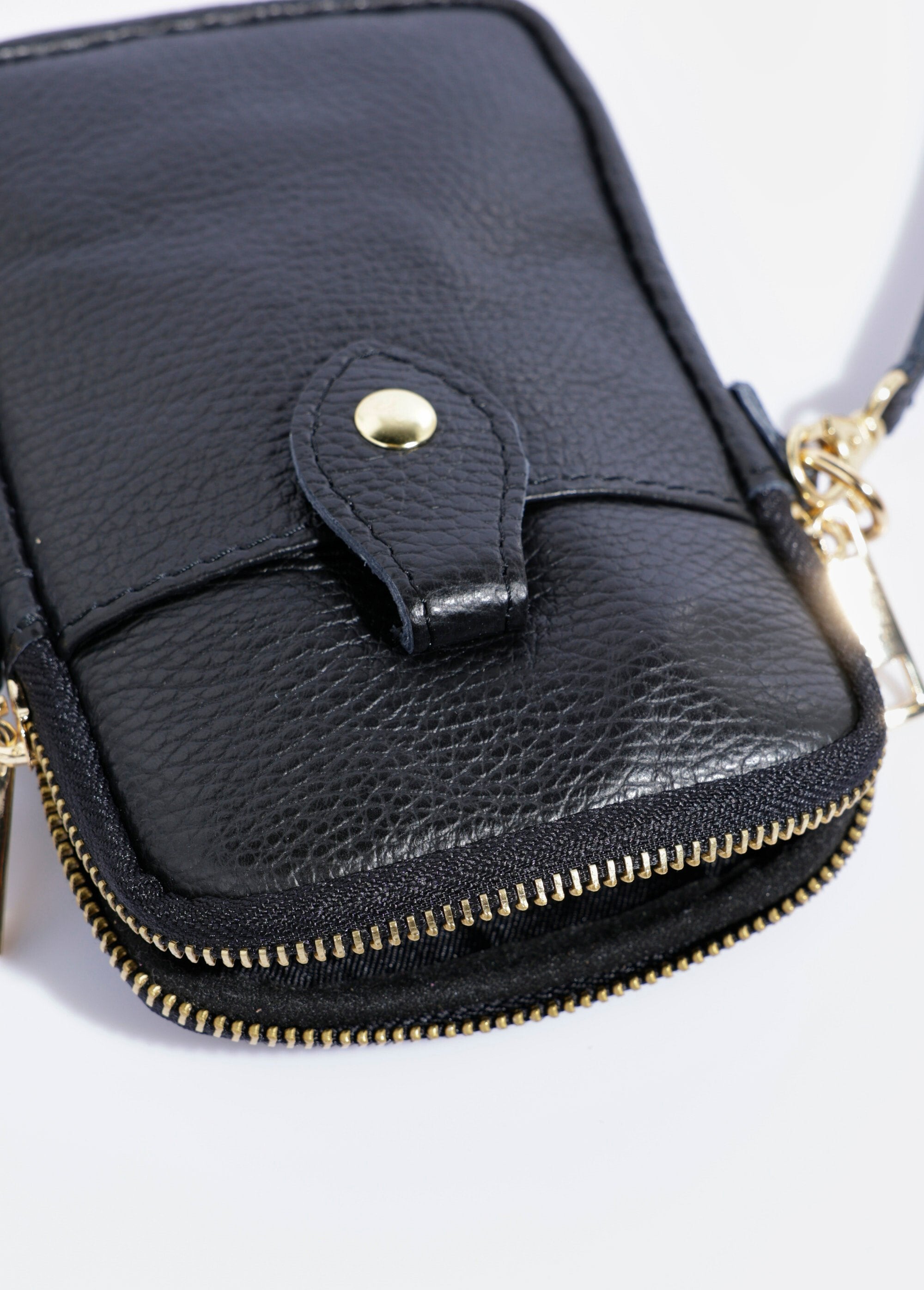 Leather_zipped_phone_pouch_Black_DE1_slim