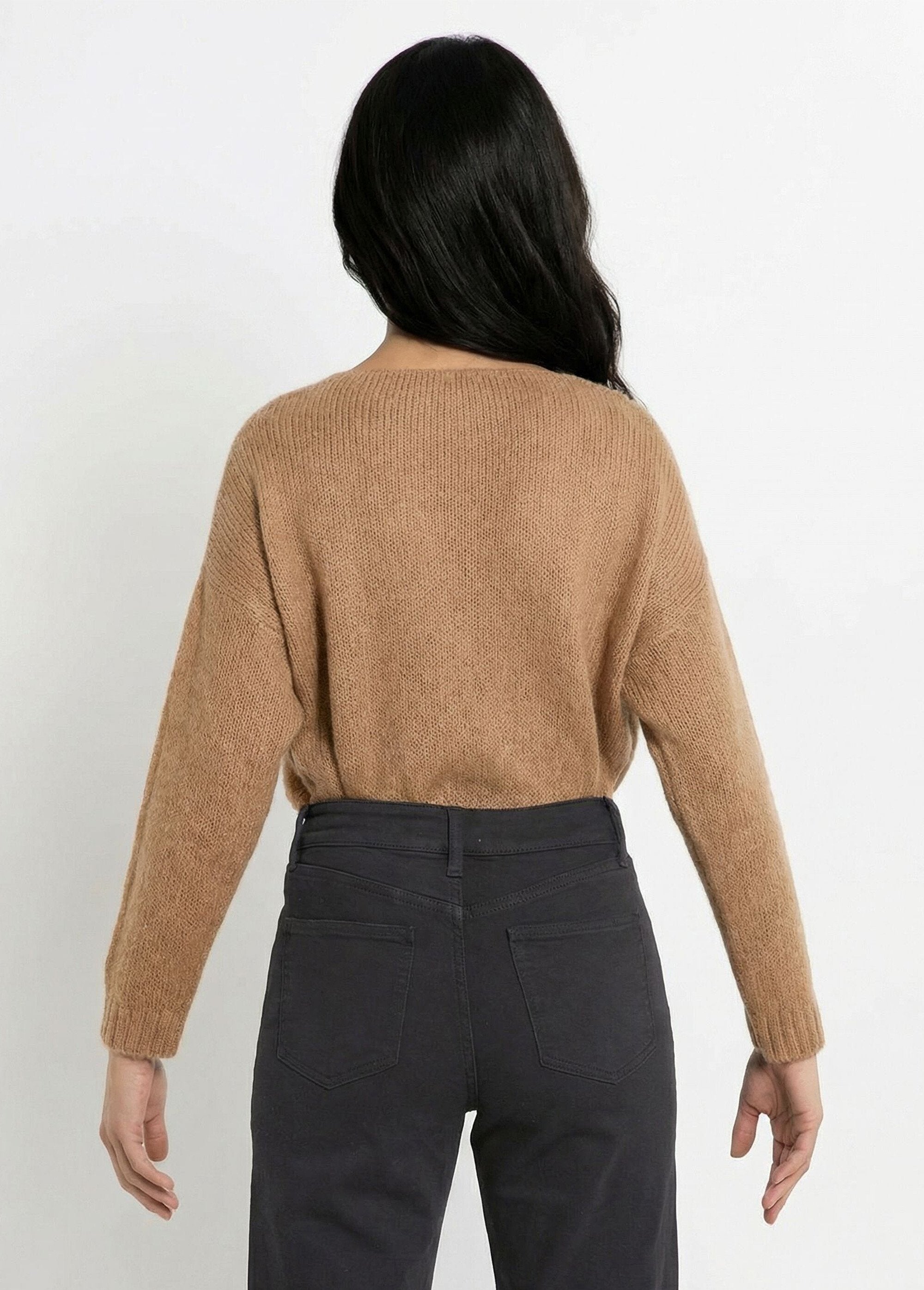 Warm_V-neck_knit_sweater_with_mohair_camel_DO1_slim