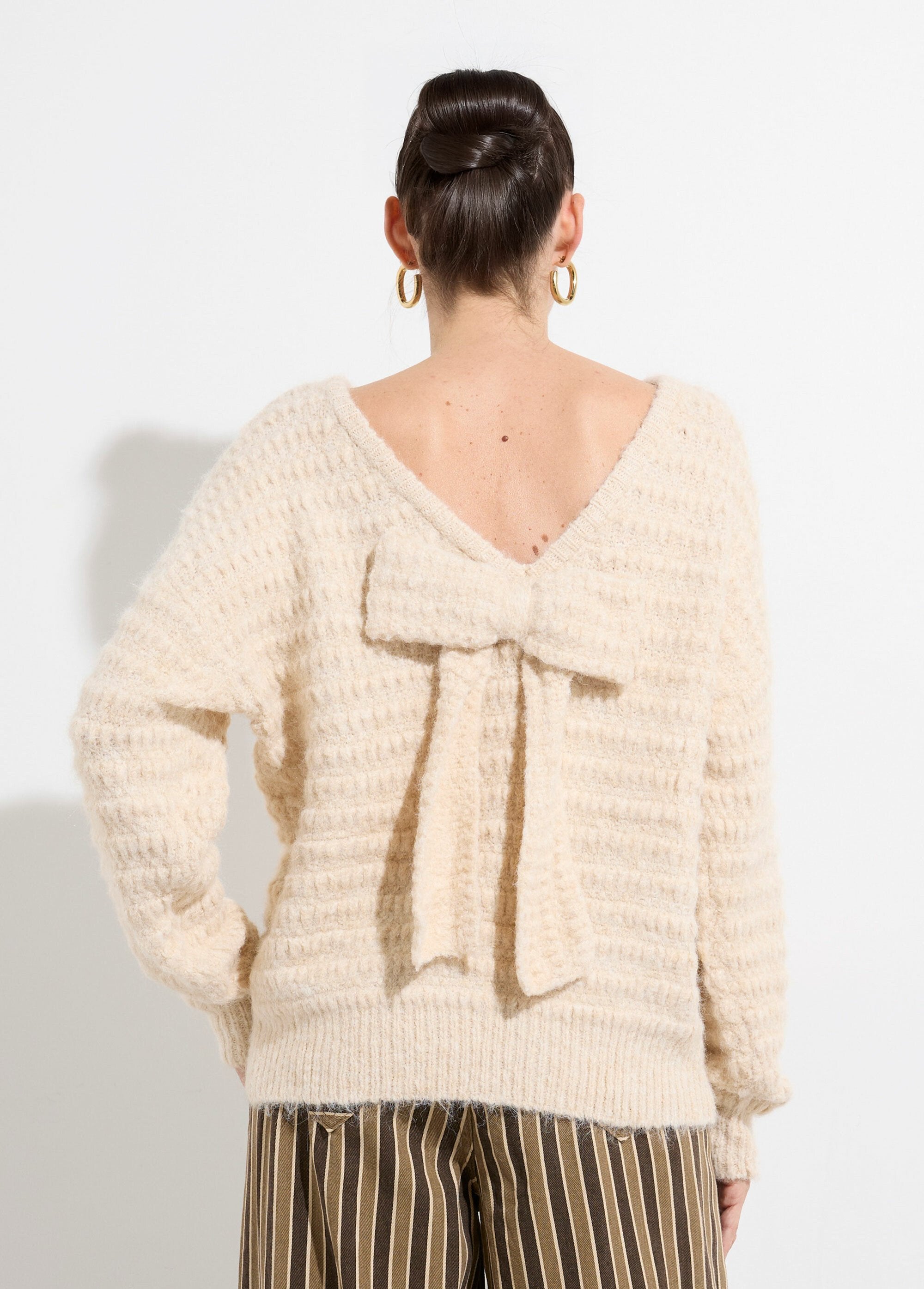 Warm,_fancy_wool_sweater_with_a_bow_Ecru_DO1_slim