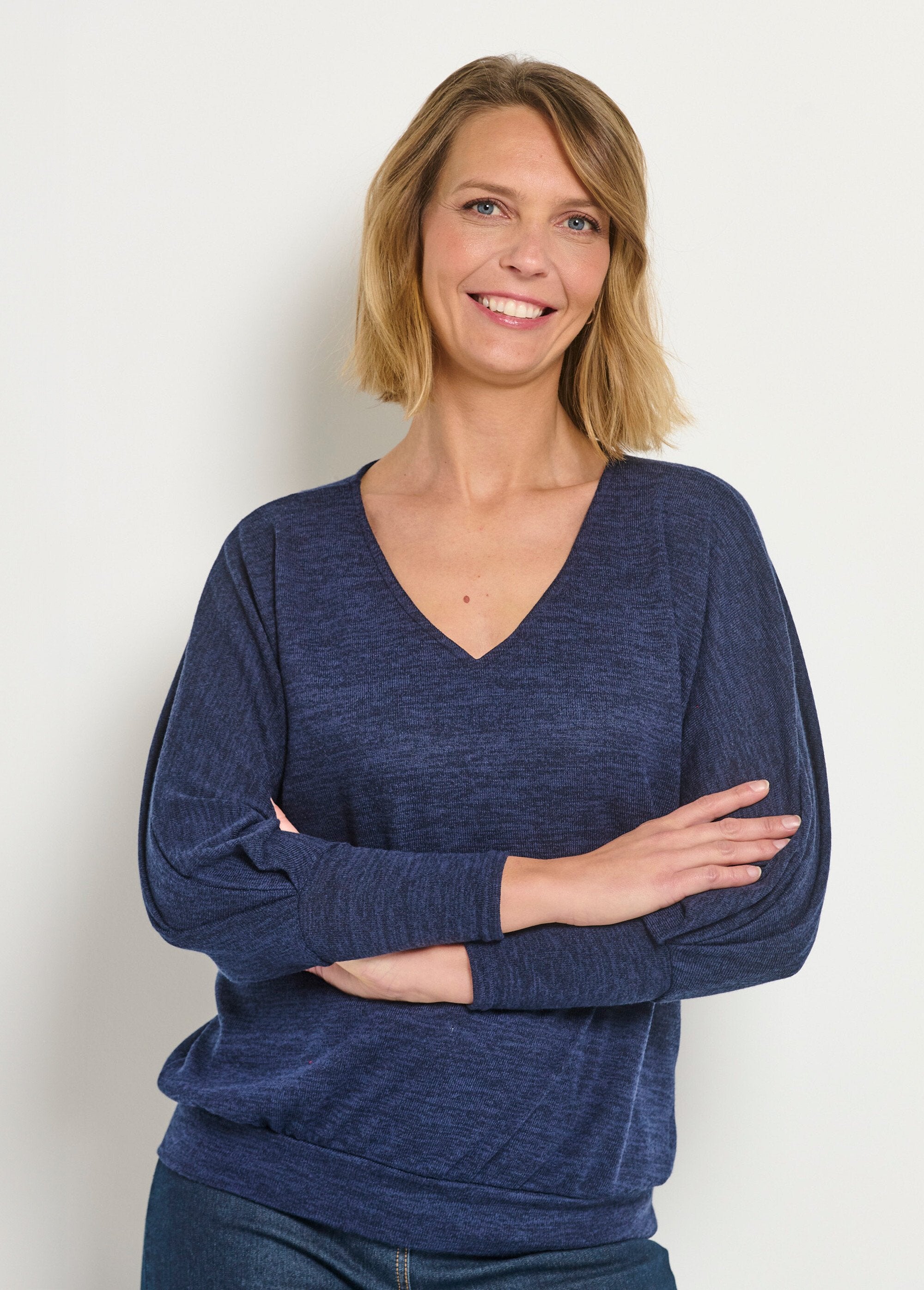 V-neck_sweater_with_tight_sleeves_and_hem_Blue_DE1_slim