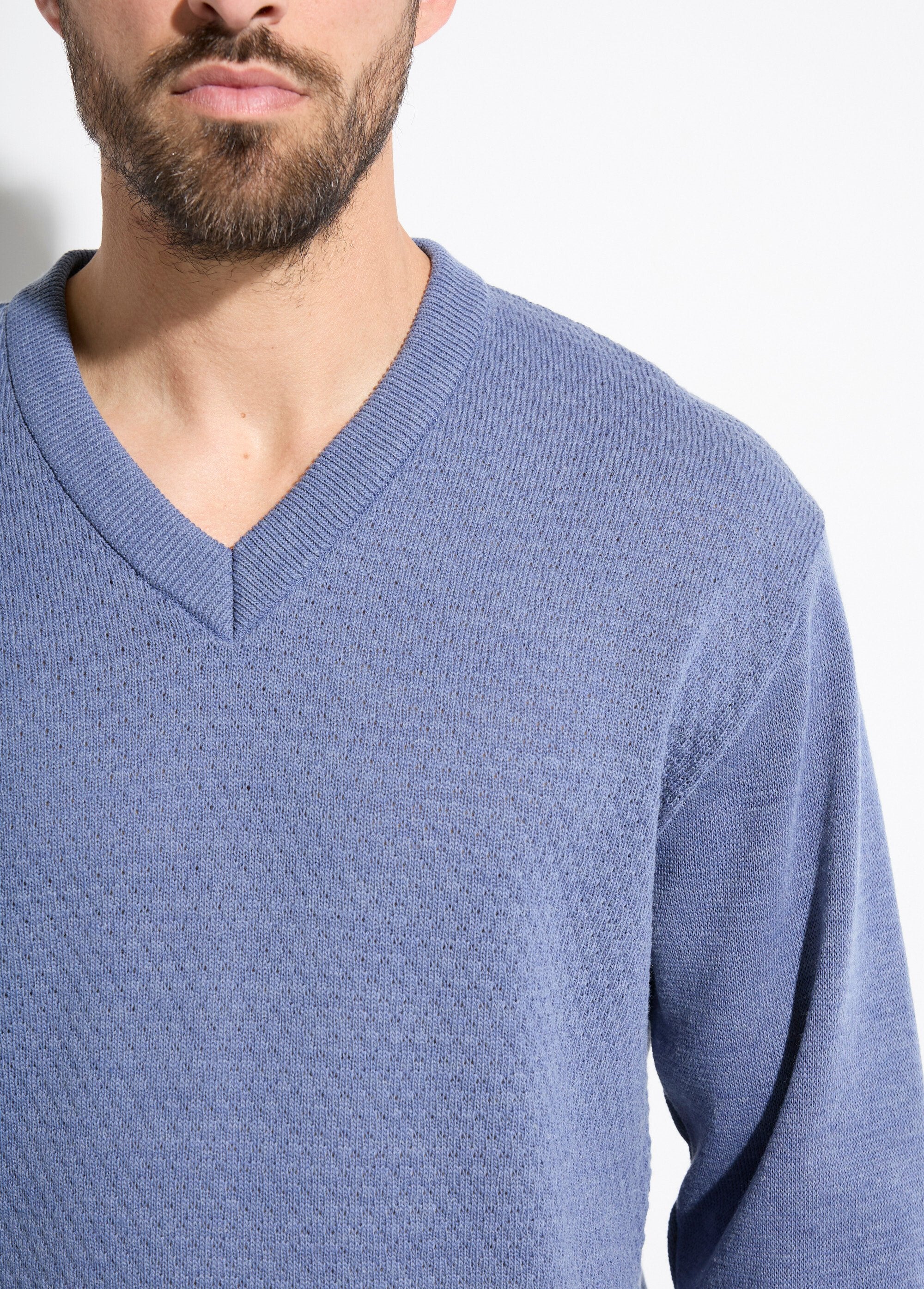 Fancy_knit_wool_sweater_with_V-neck_and_long_sleeves_Blue_DE1_slim