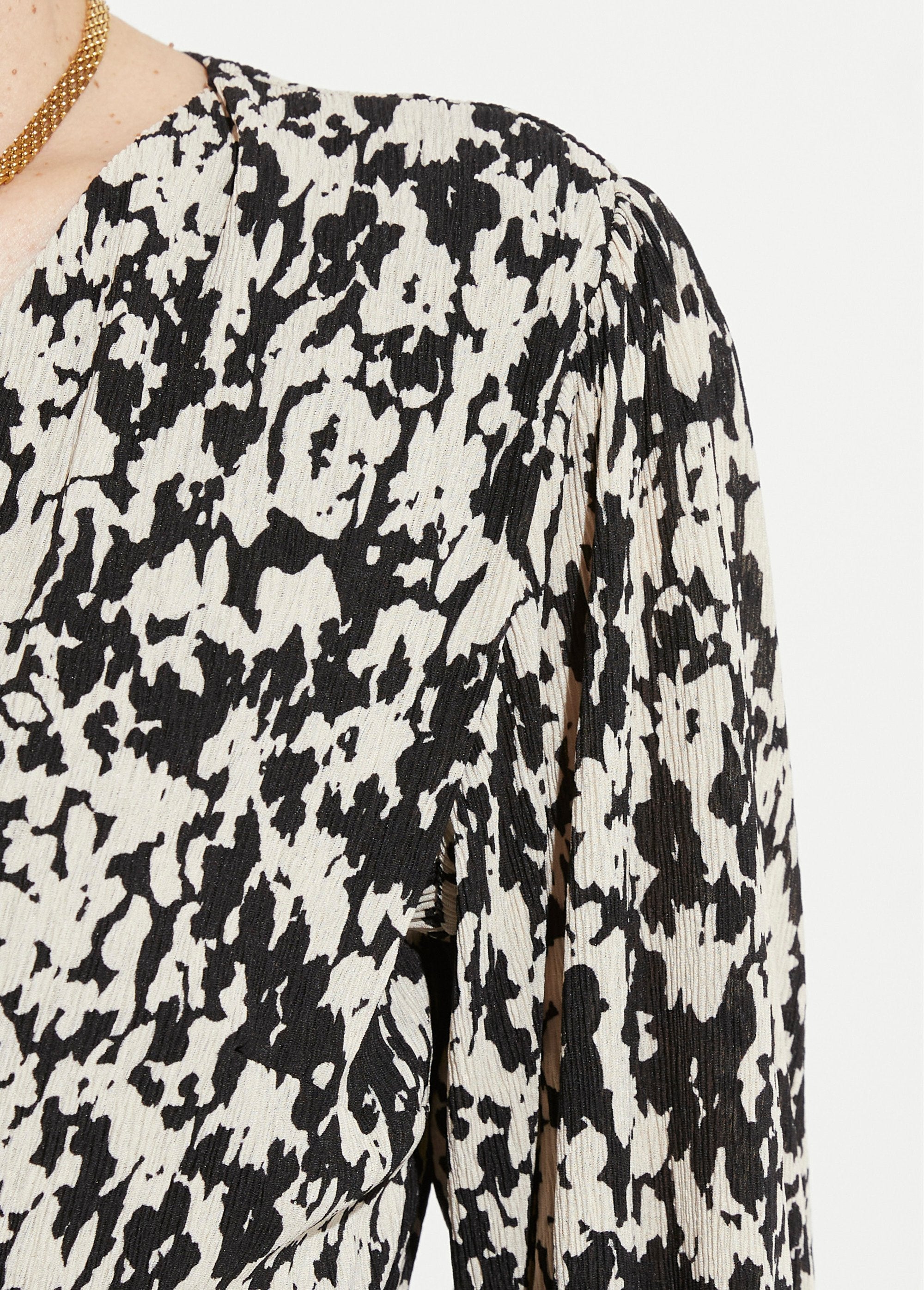 Short_wrap_dress_with_tachiste_print_Black_and_ecru_DE2_slim