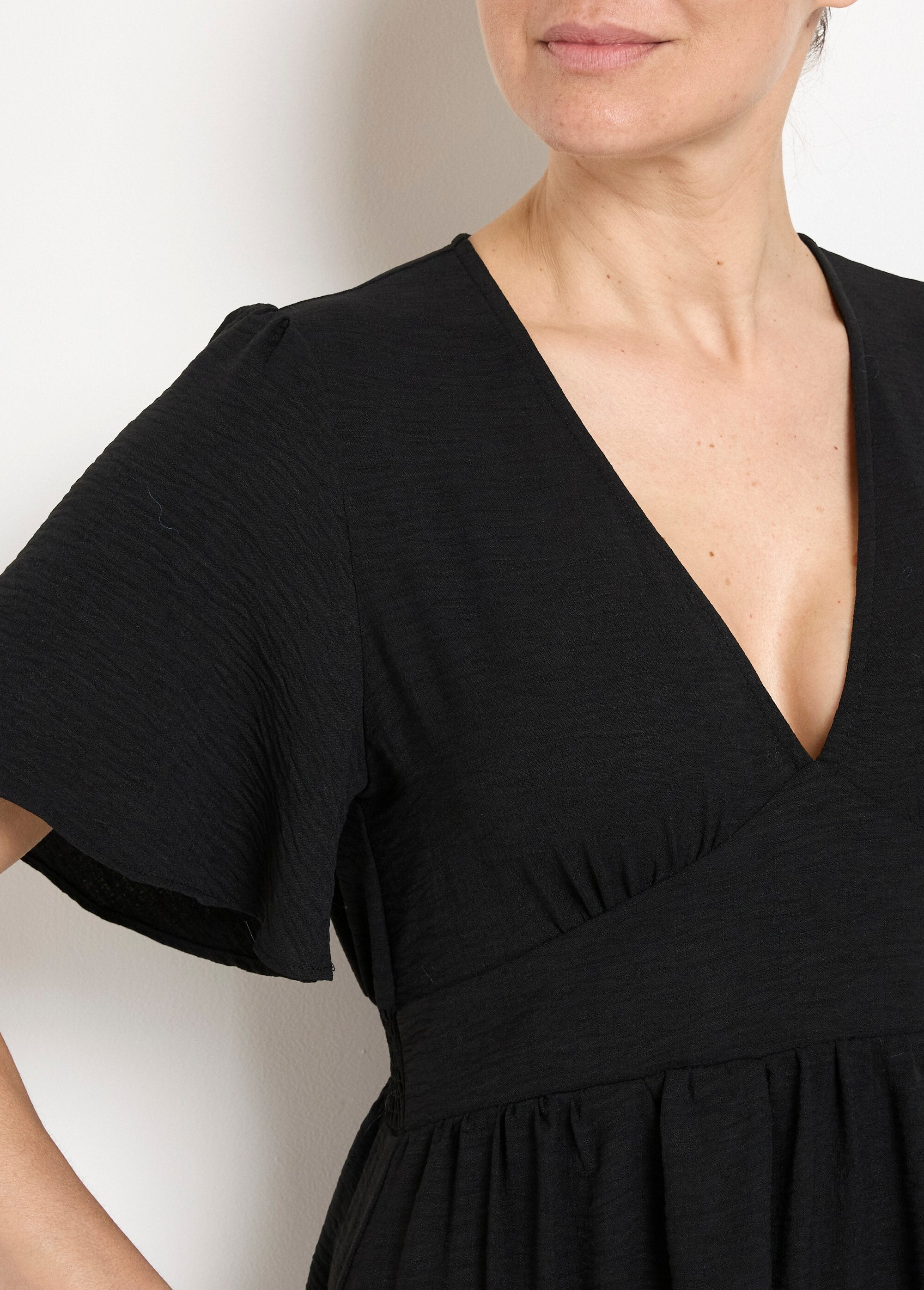 Short_dress_with_V-neck_and_empire_waist_Black_DE1_slim