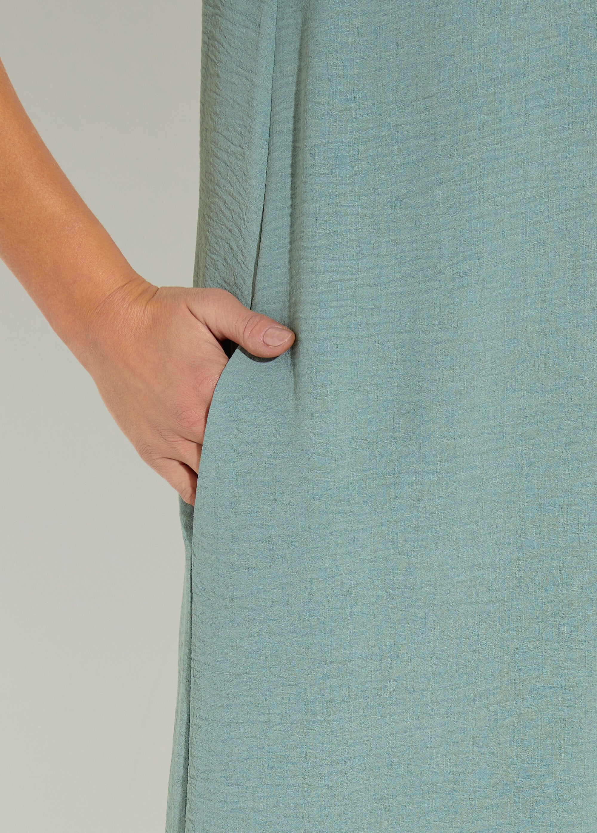 Short_straight_dress_with_scalloped_V-neck_Sage_green_DE3_slim