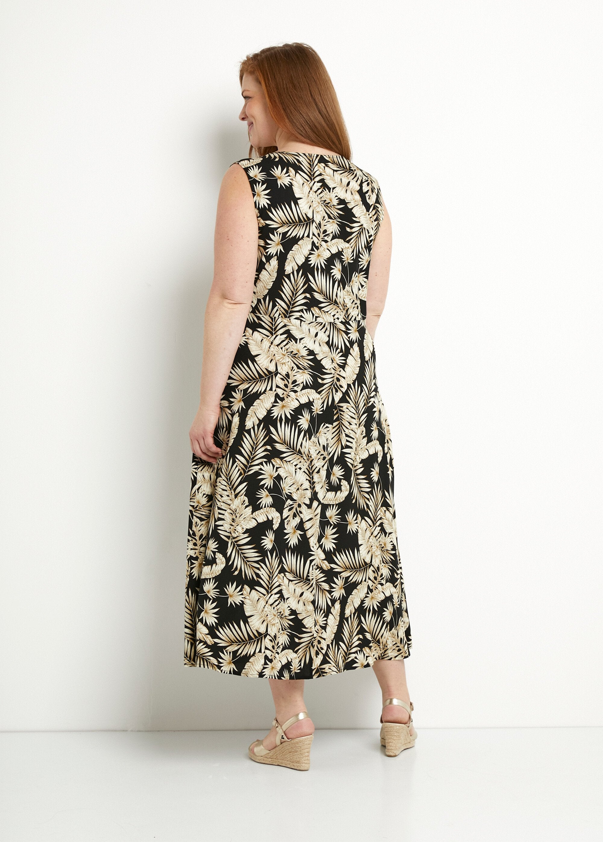 Sleeveless_flared_long_dress_with_foliage_print_Black_and_ecru_DO1_curvy