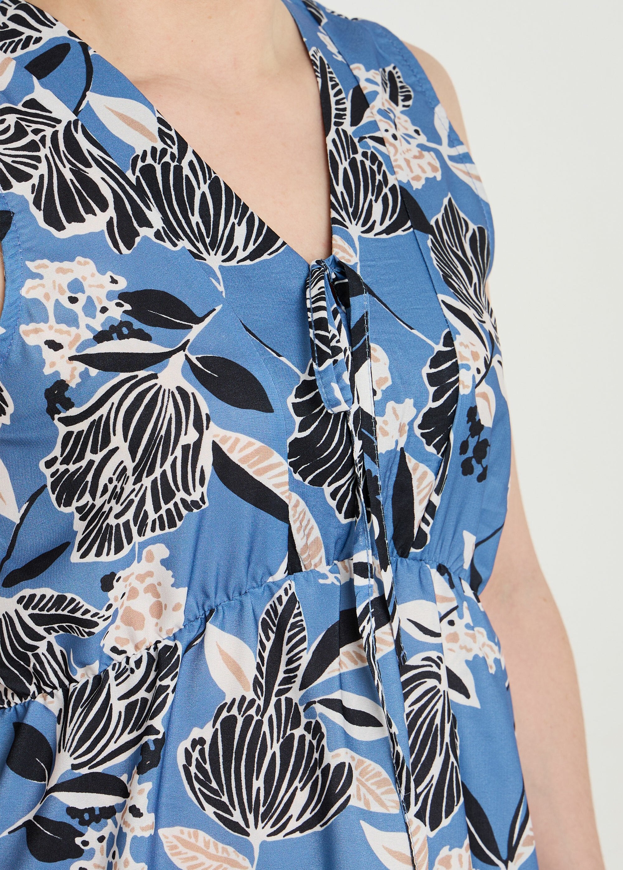 Satin_dress_with_an_oriental_flower_pattern_Blue_prints_DE1_slim