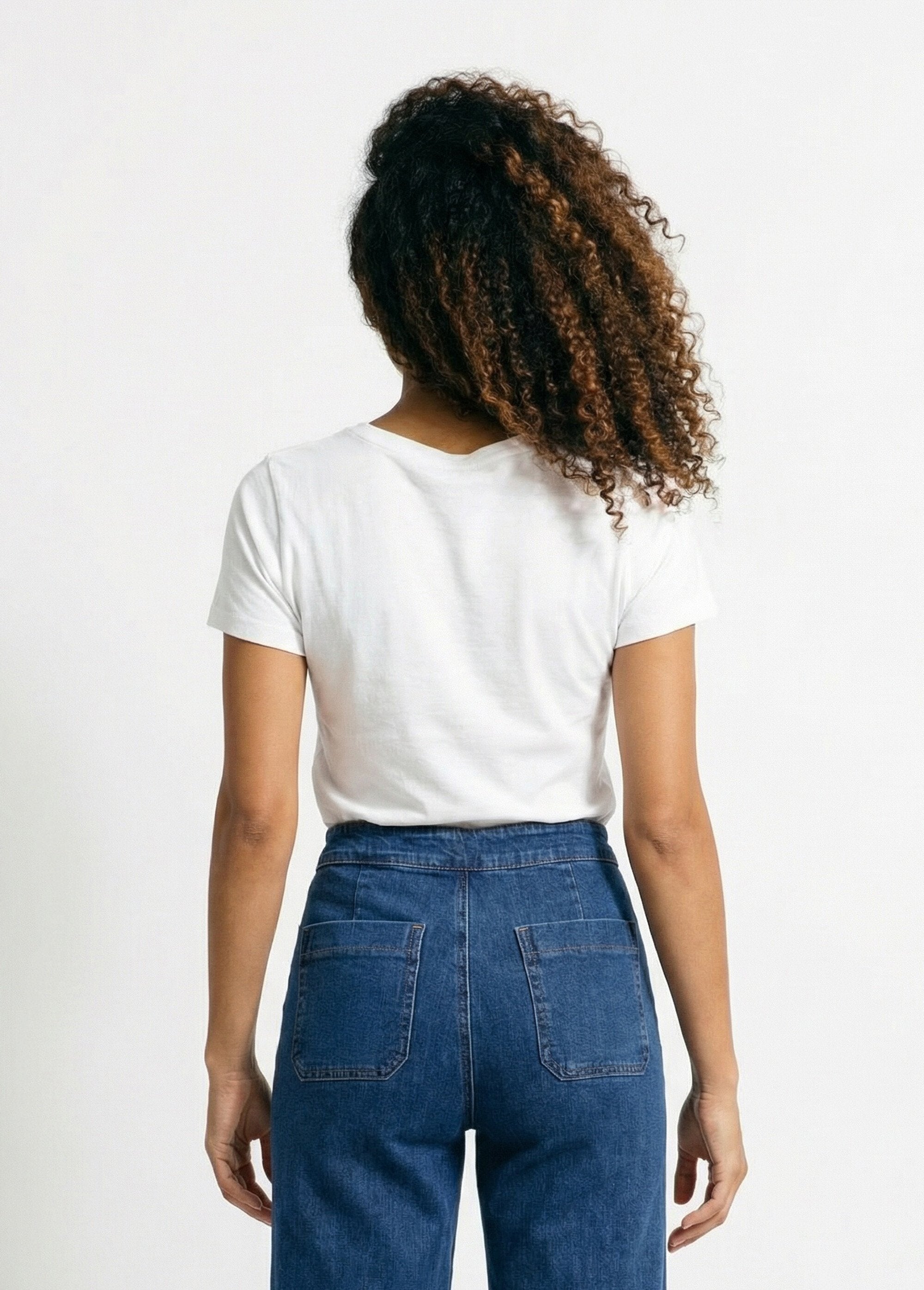 White_T-shirt_with_Sunday_Club_lettering_White_and_green_DO1_slim