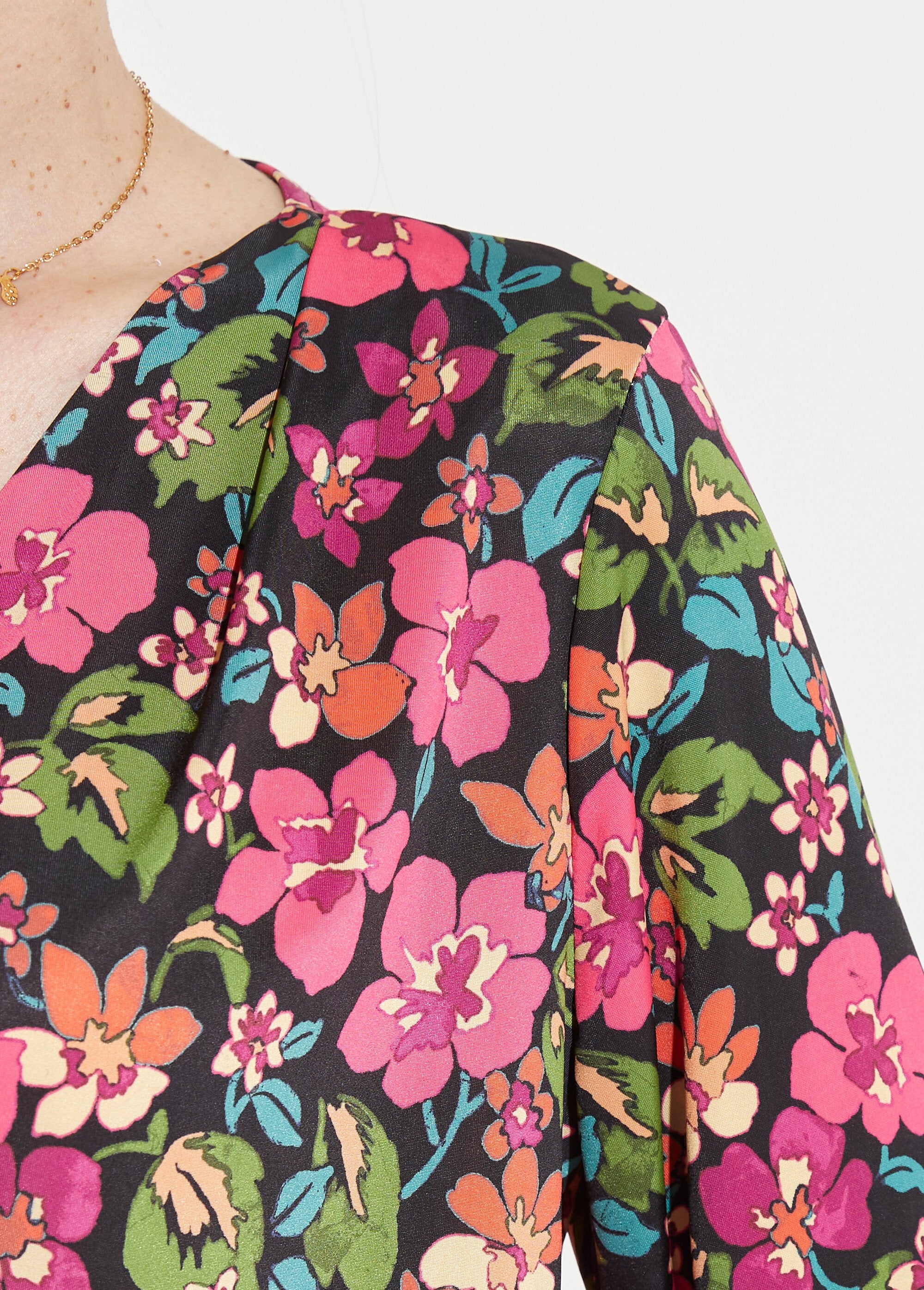 Floral_wrap-around_blouse_T-shirt_Black_and_fuchsia_DE2_slim