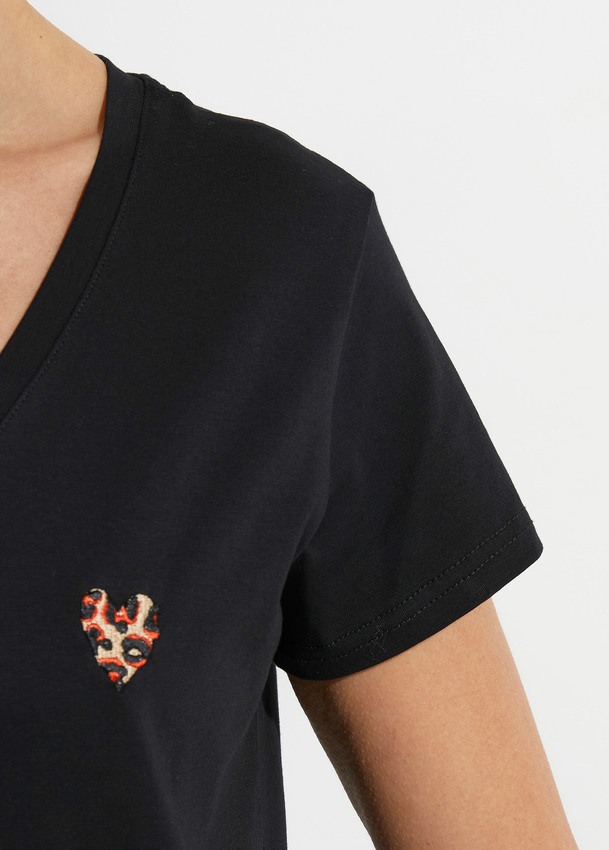 V-neck_T-shirt_with_neon_leopard_embroidery_Black_DE1_slim