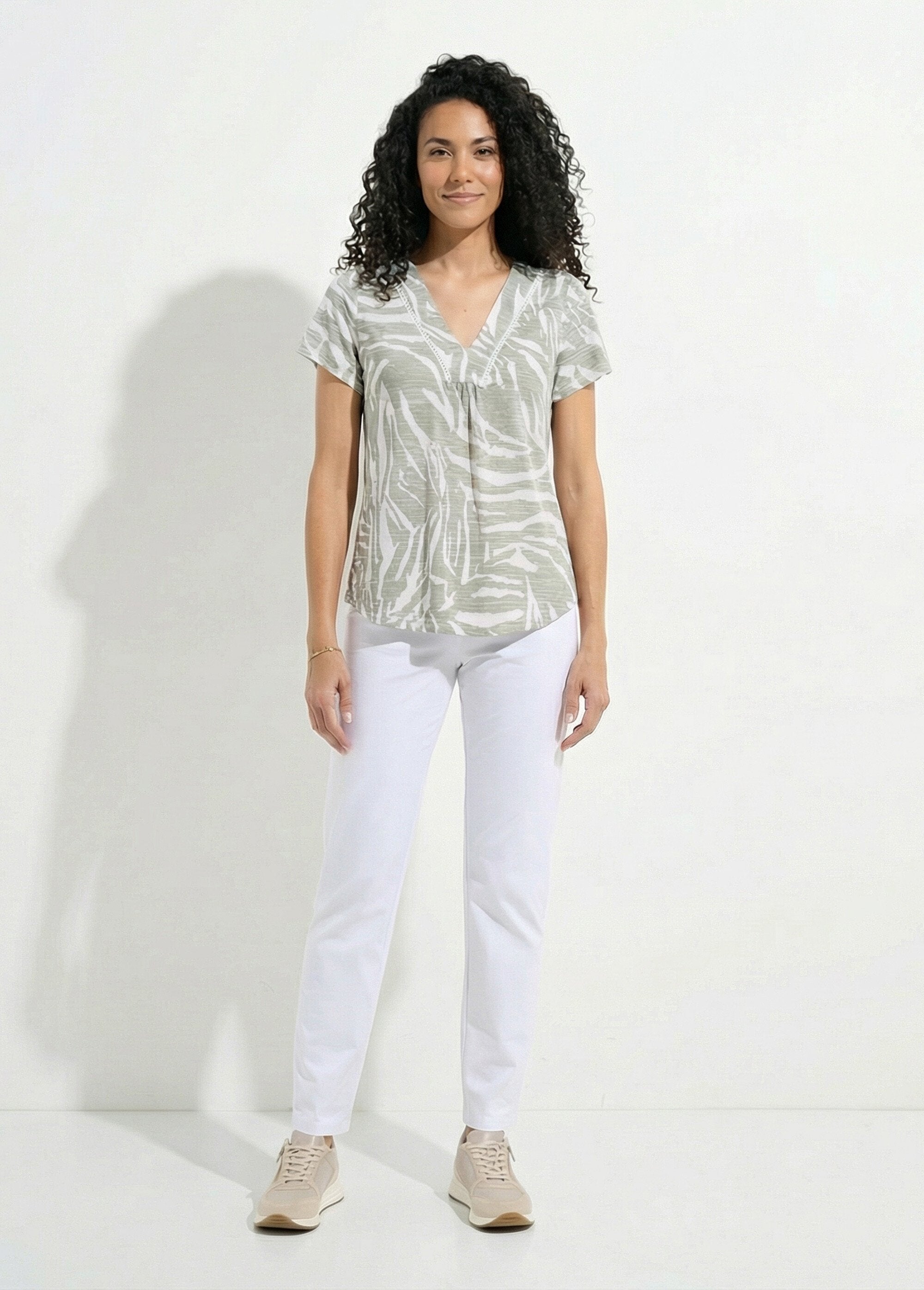 Printed_V-neck_short-sleeved_T-shirt._Green_and_ecru_SF1_slim