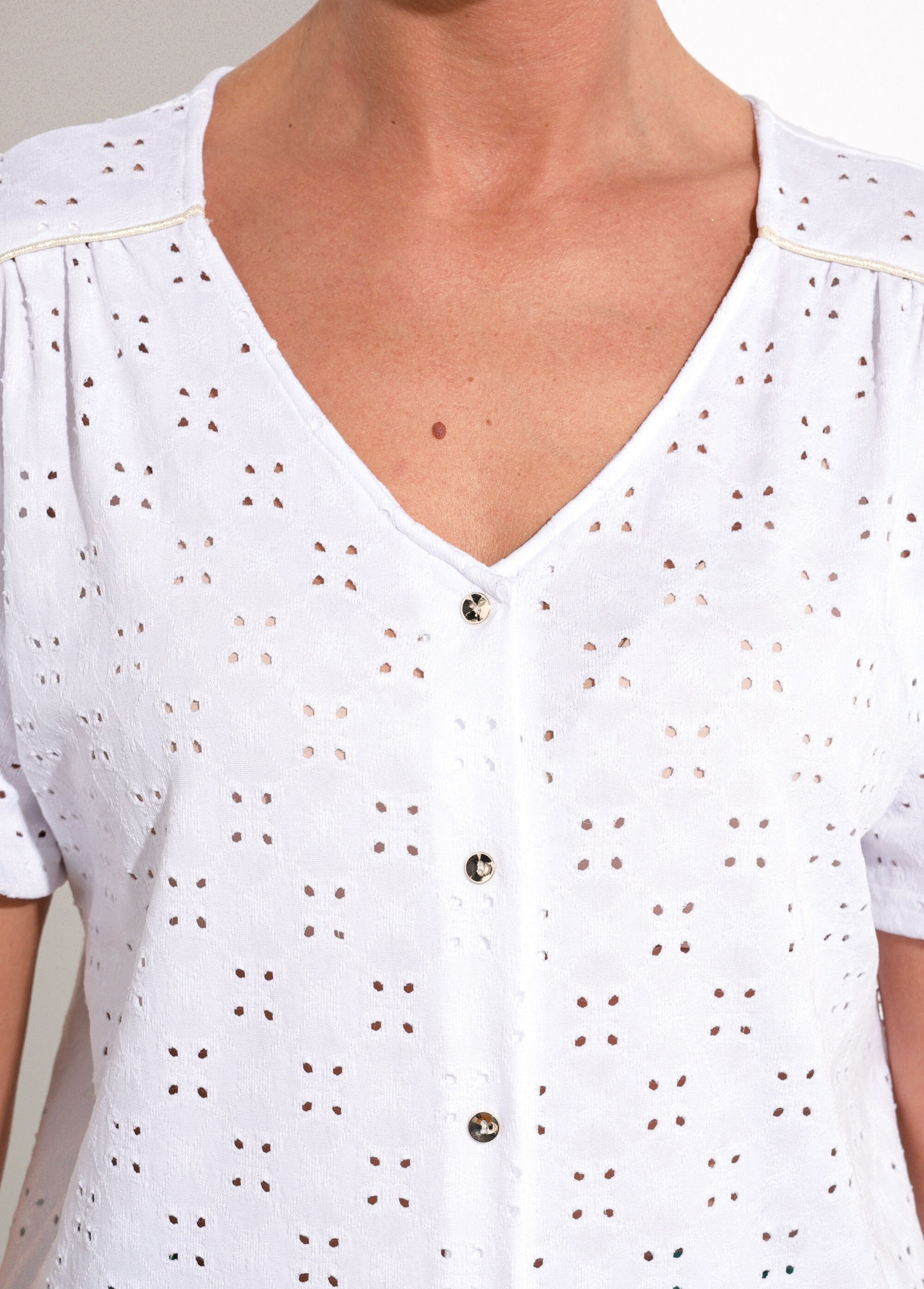 T-shirt_col_V_maille_effet_broderie_Blanc_DE1_slim