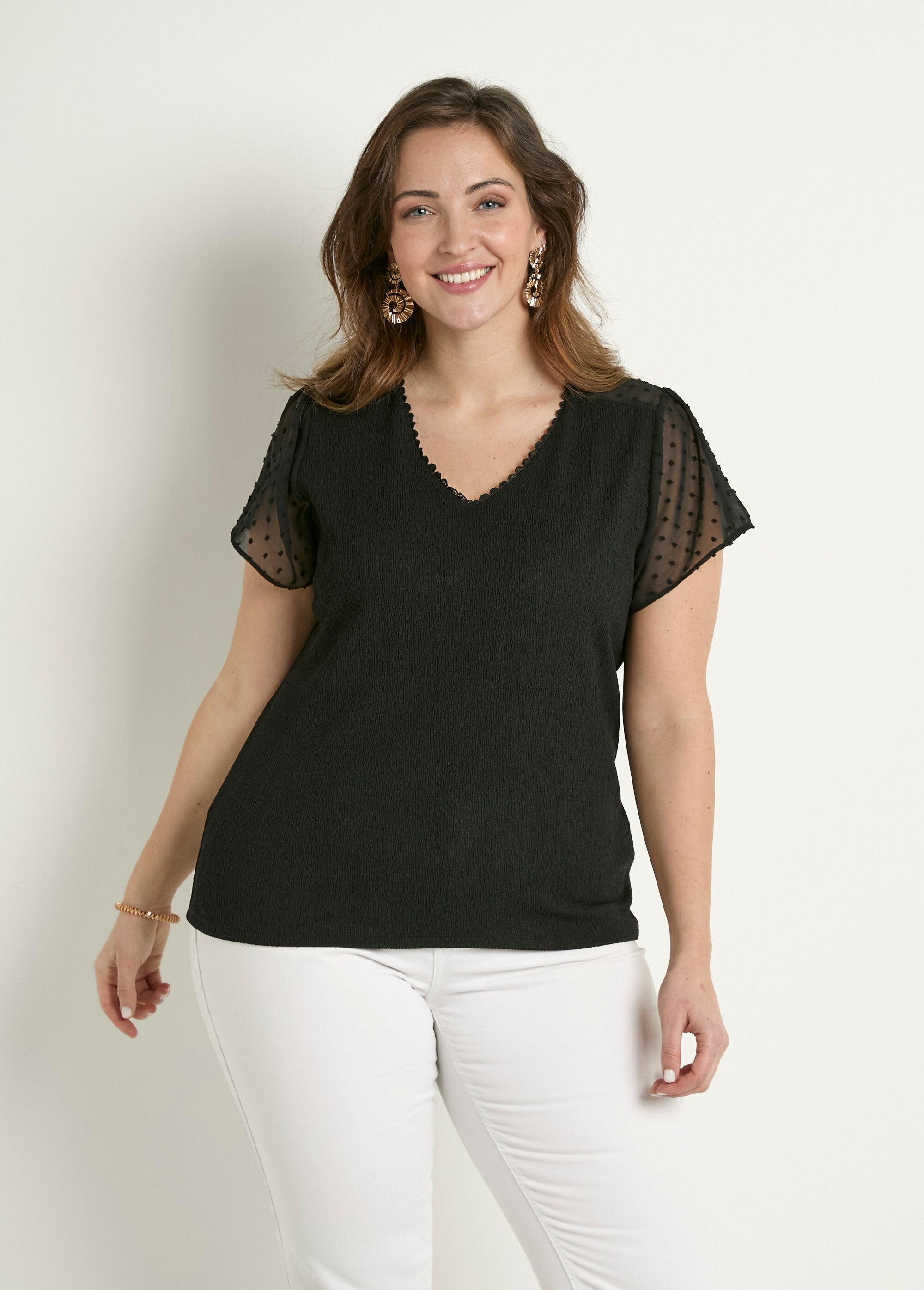Short-sleeved_V-neck_polka_dot_t-shirt_Black_FA1_curvy