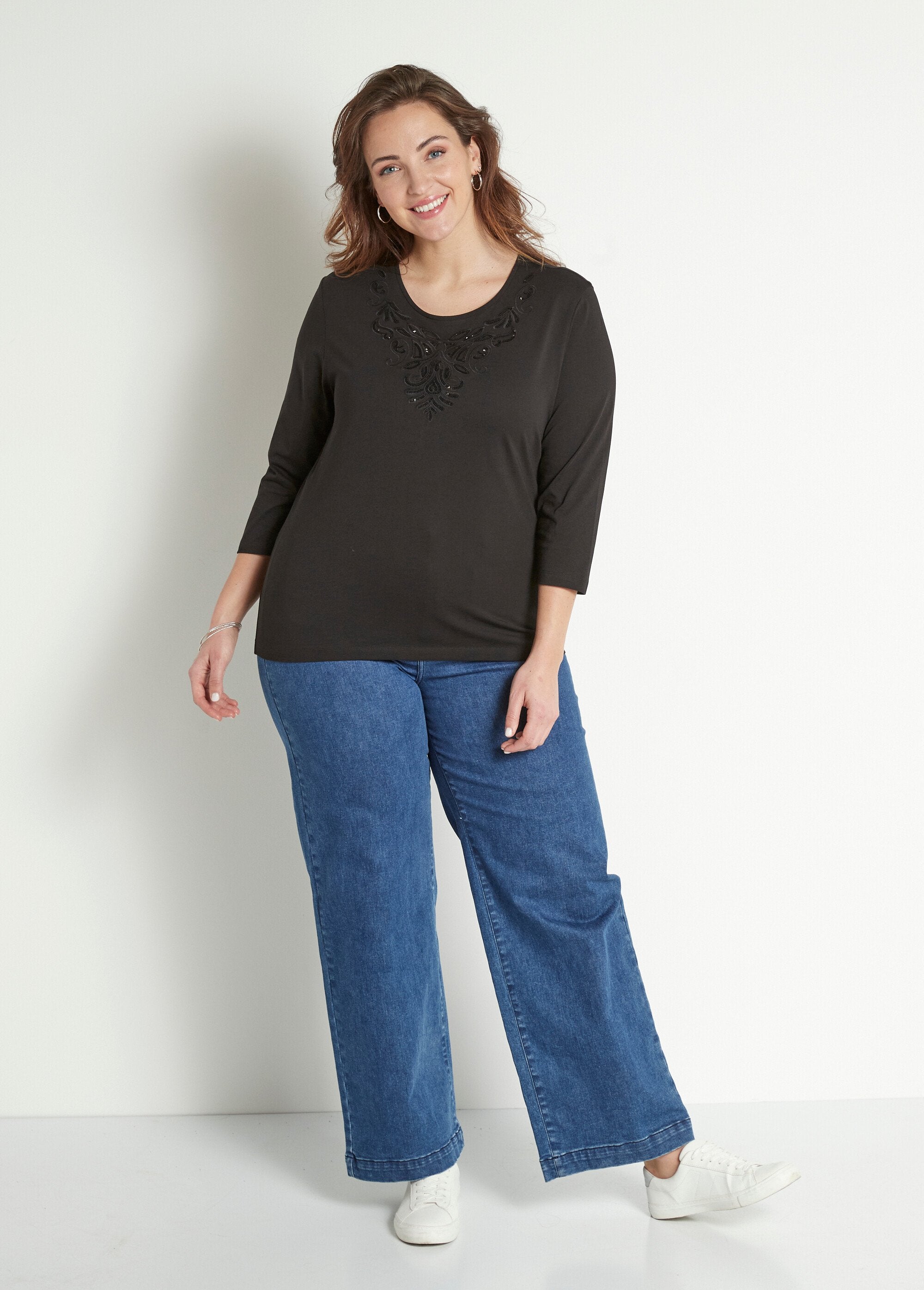 Short_embroidered_t-shirt_with_3/4_sleeves_Black_SF1_curvy