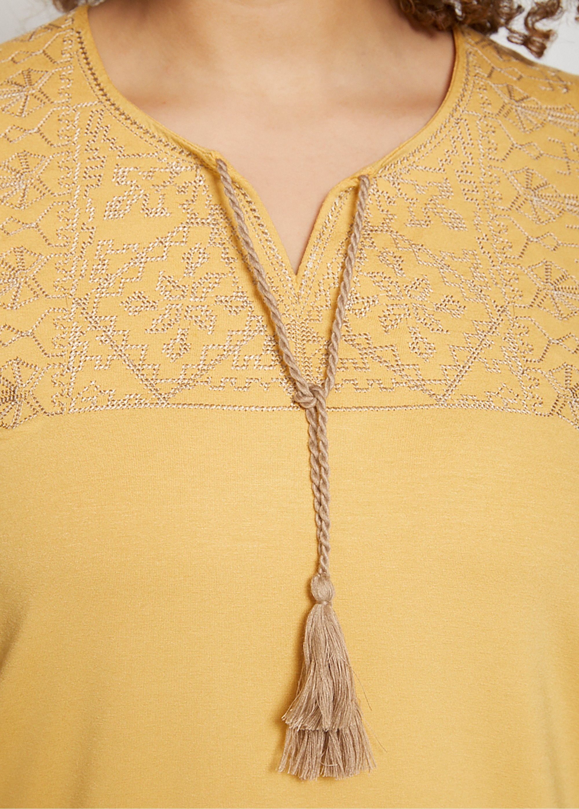 Embroidered_straight_tie-up_pompoms_T-shirt_YELLOW_DE1_curvy