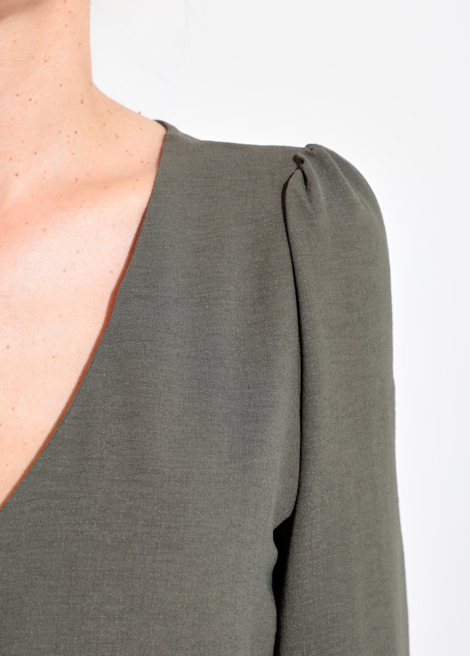 Buttoned,_embossed_tunic_with_V-neck_Khaki_DE2_slim