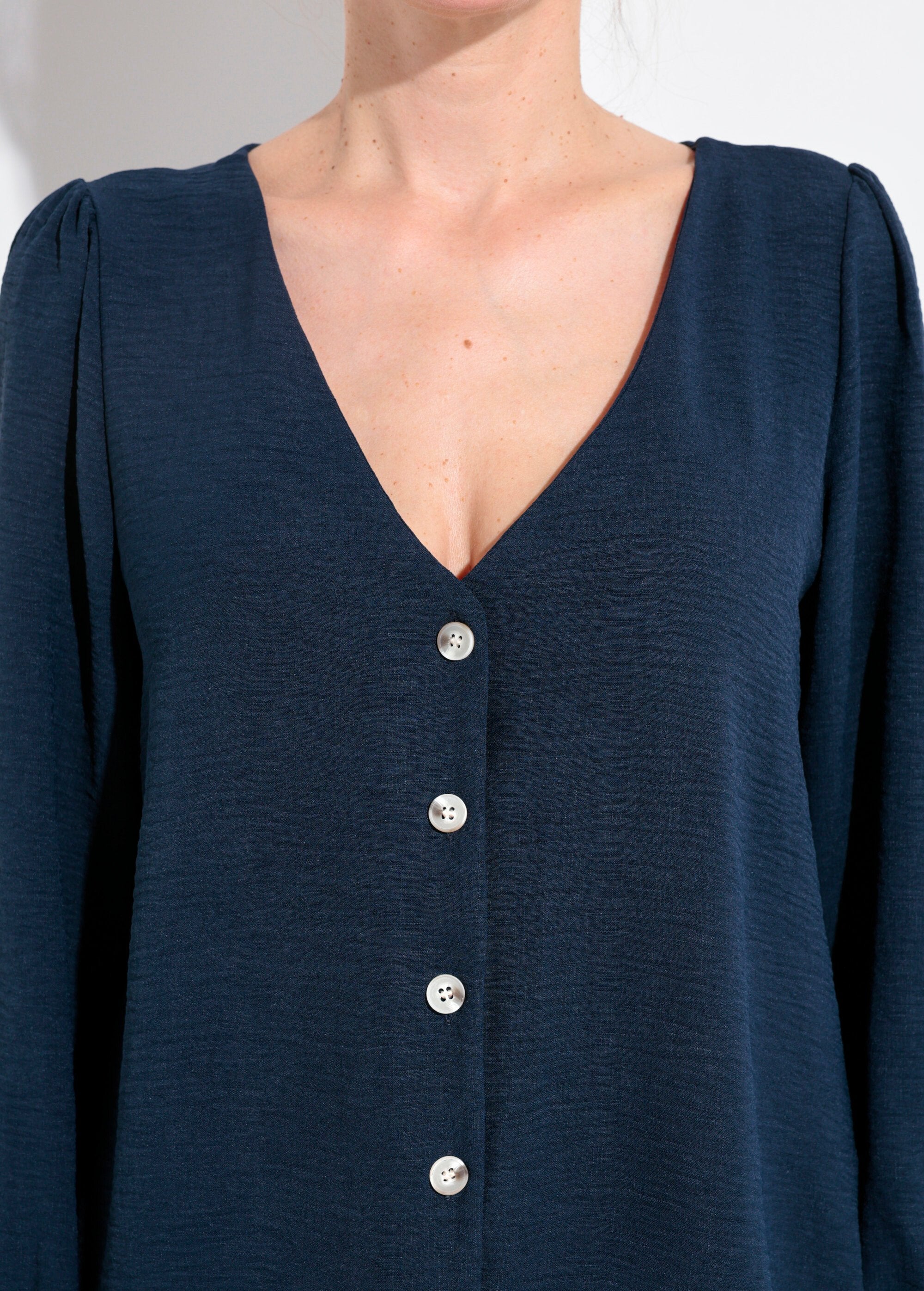 Buttoned,_embossed_tunic_with_V-neck_Marine_DE1_slim