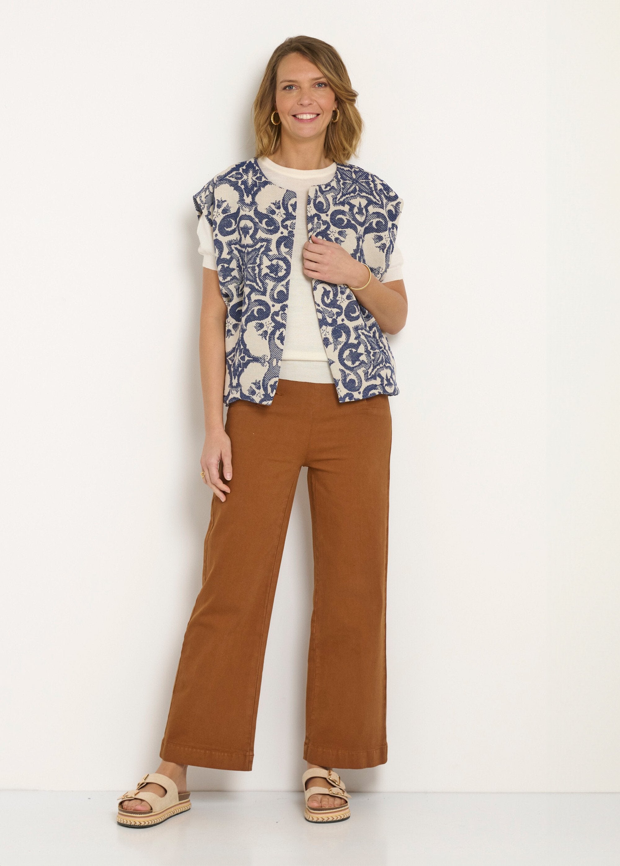 Sleeveless_round-neck_jacquard_jacket_Blue_SF1_slim