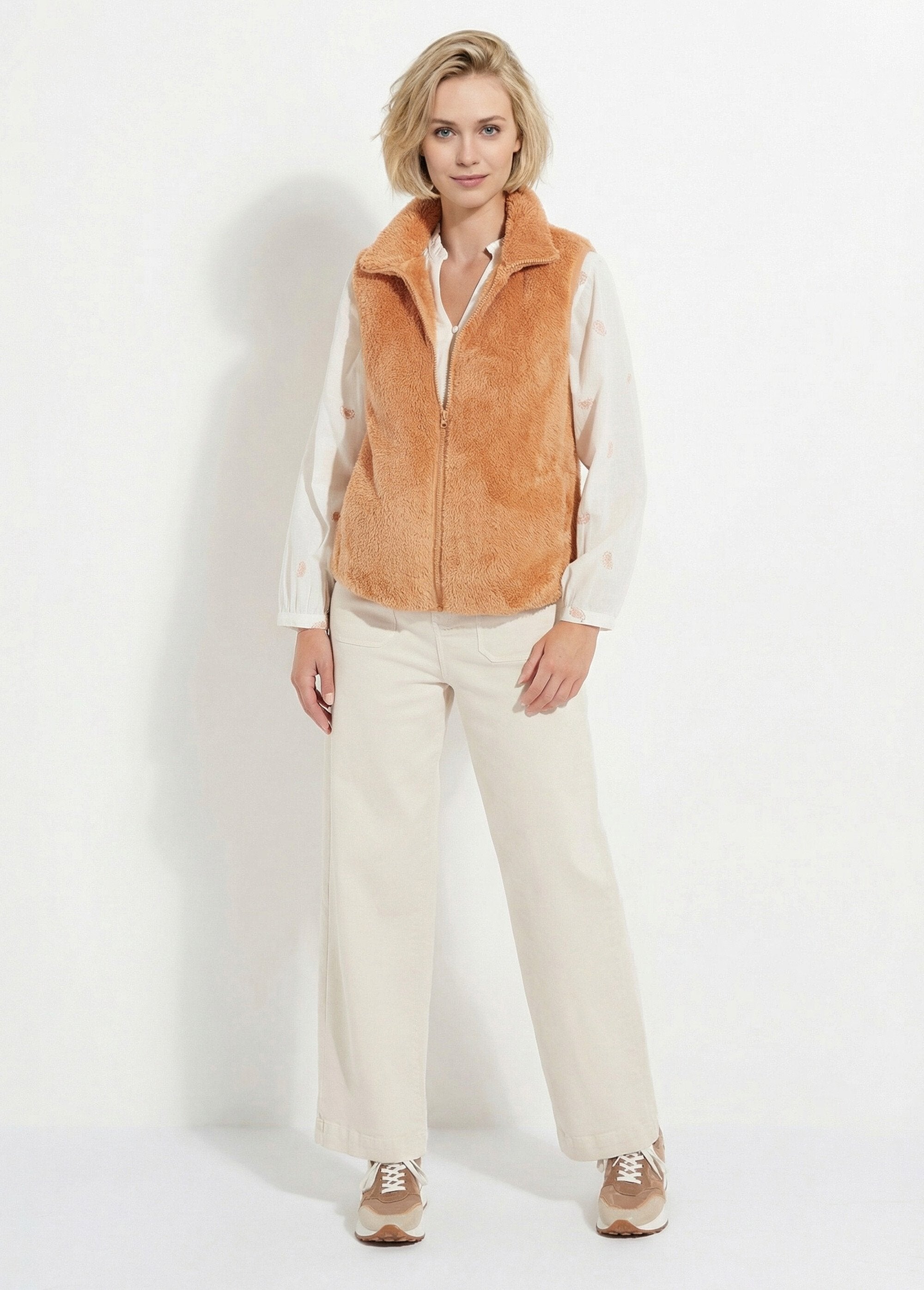 Sleeveless_faux_fur_jacket_with_stand-up_collar_Chamois_SF1_slim