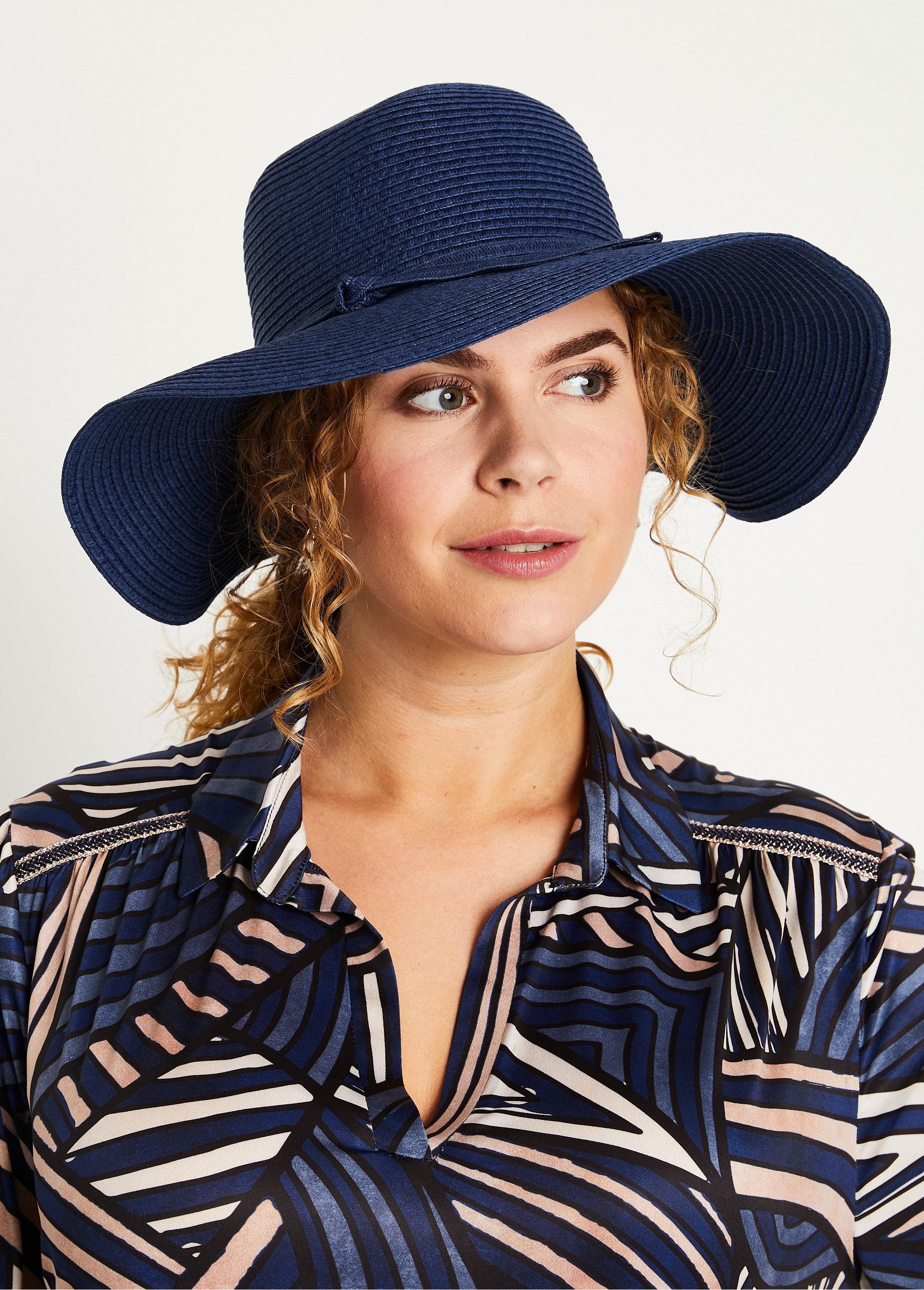 Navy_blue_straw_hat_Marine_FA1_slim