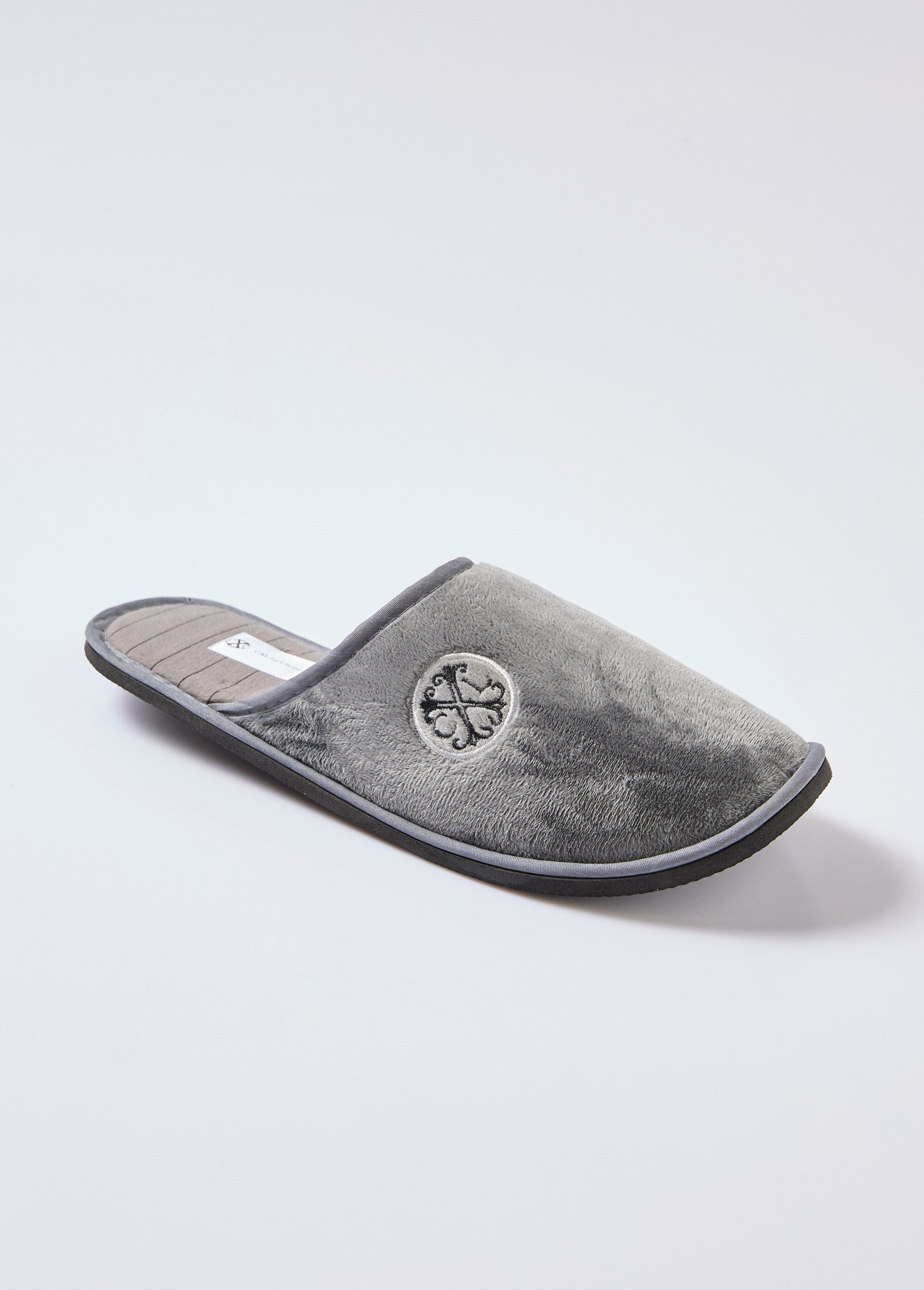 Embroidered_logo_mule_slippers_Gray_FA1_slim