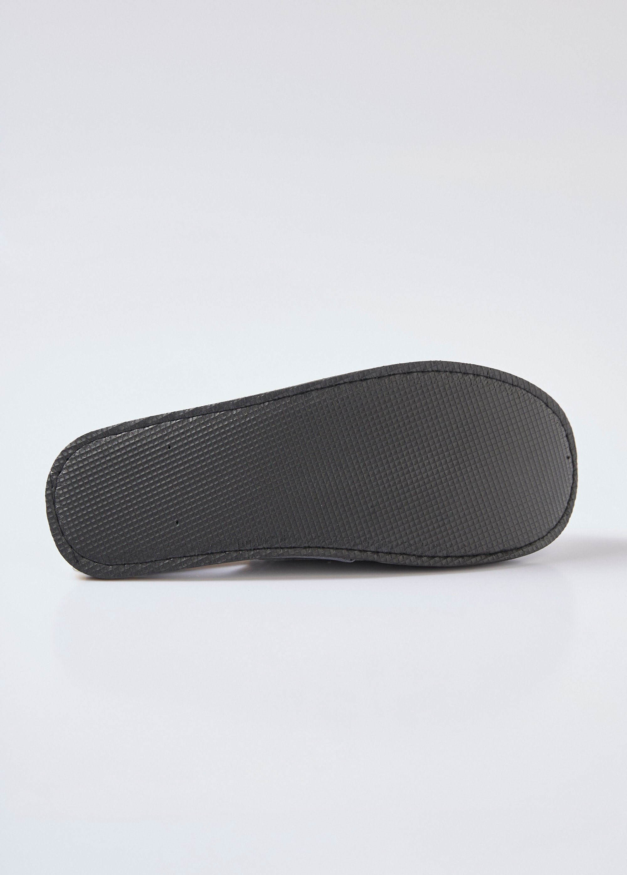 Embroidered_logo_mule_slippers_Gray_UN1_slim