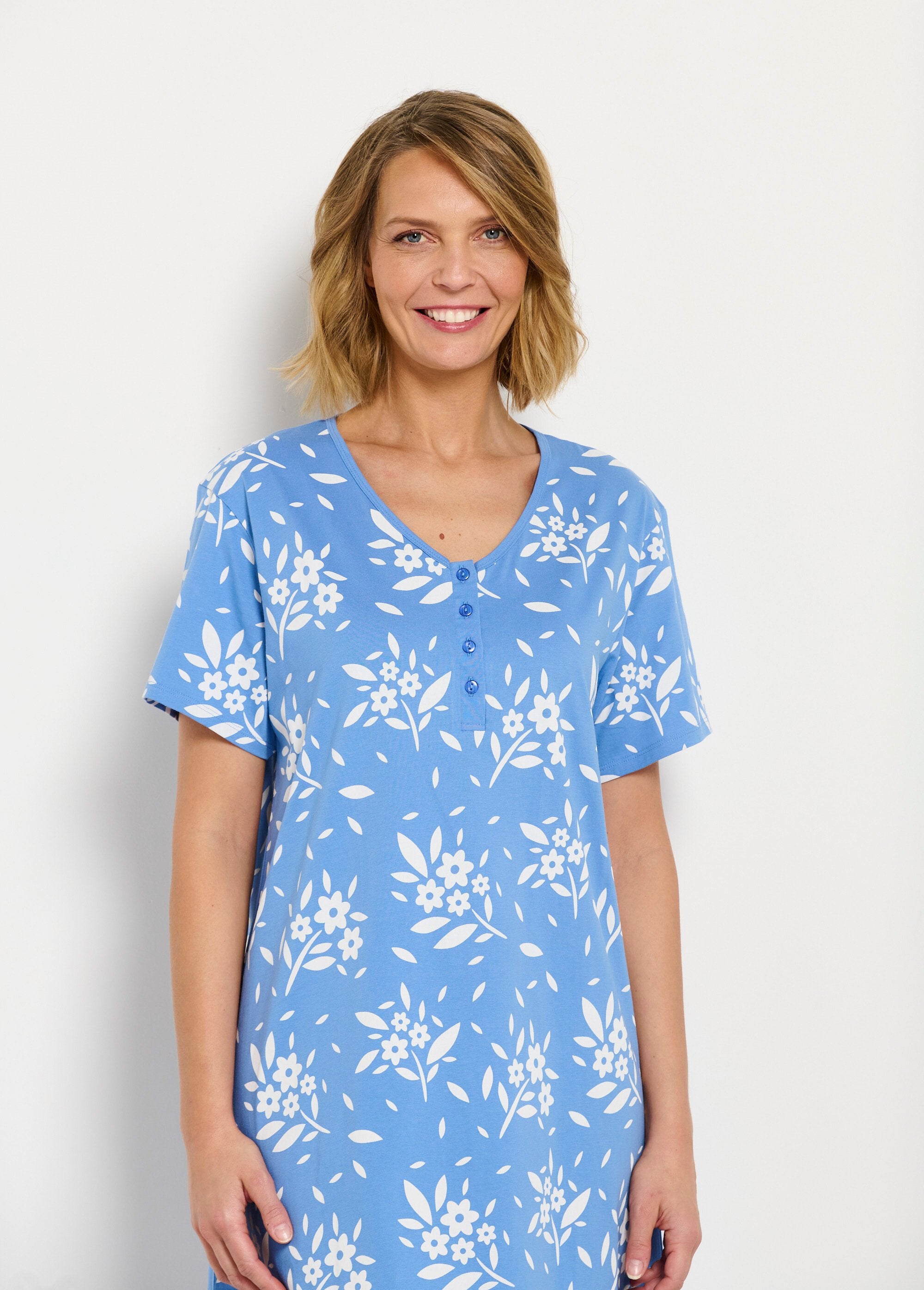 Short_nightgown_with_buttoned_V-neck_and_cotton_Blue_DE1_slim