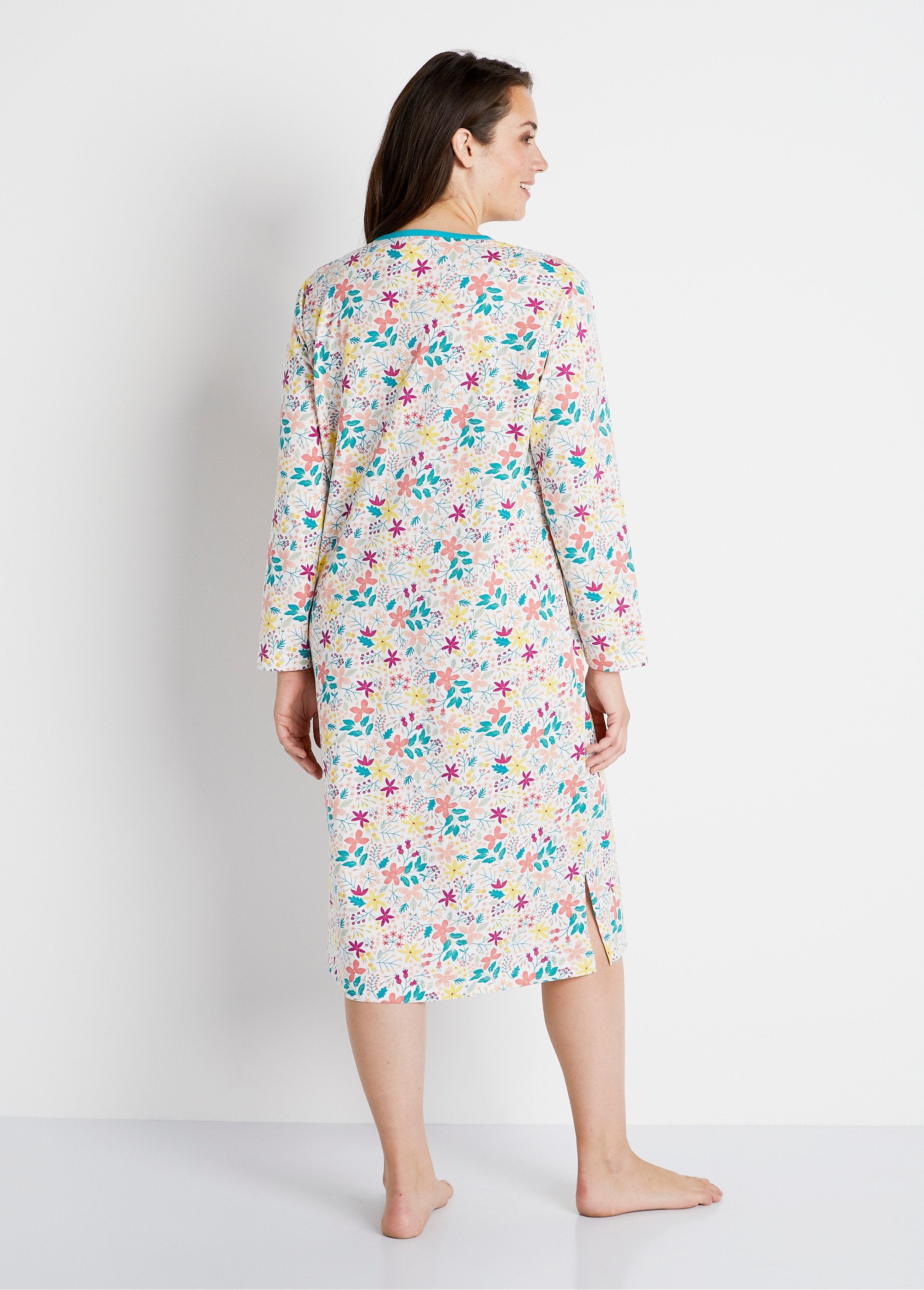 Mid-length_long-sleeved_nightgown_Duck_print_DO1_curvy