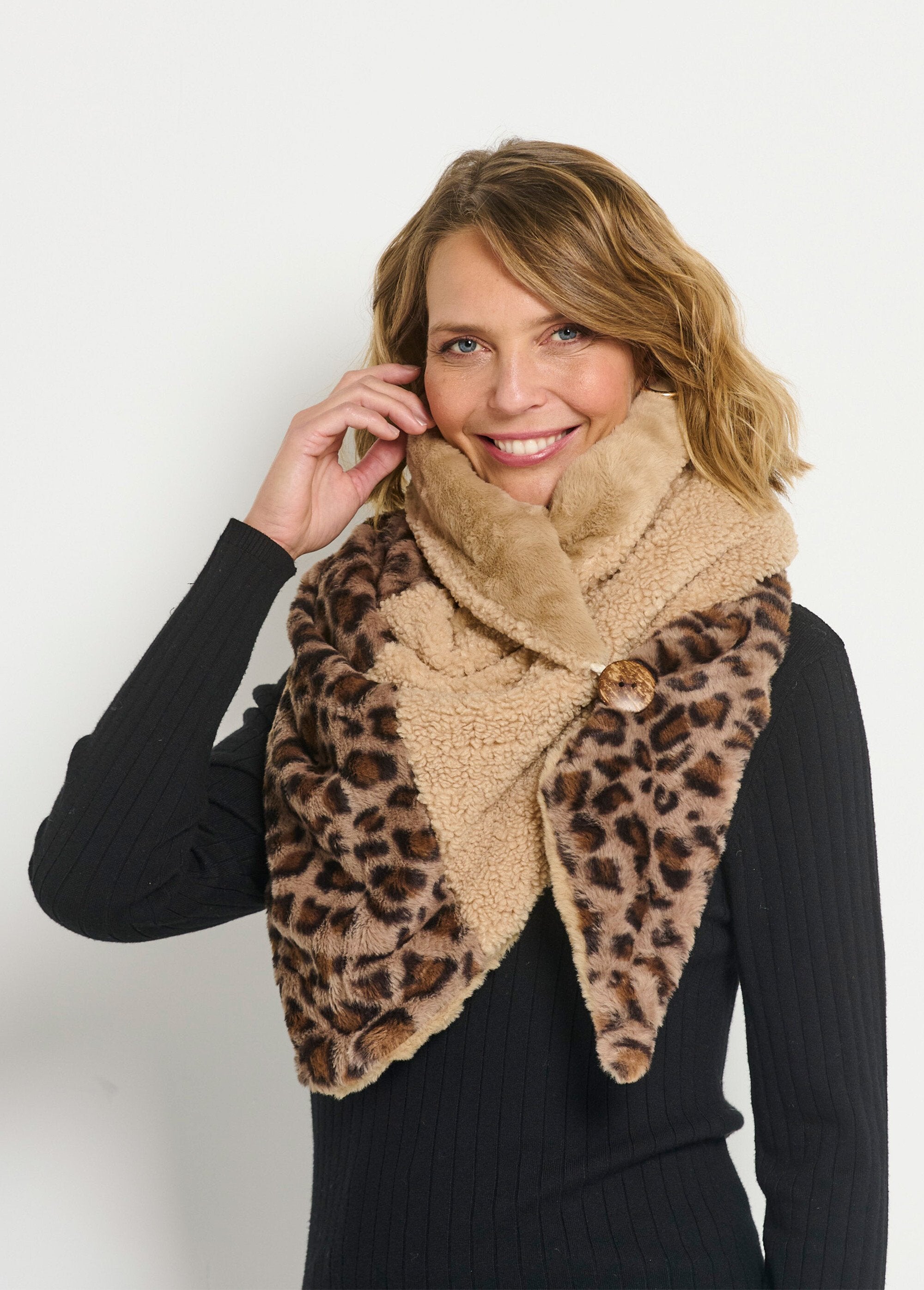 Leopard_fur_and_fleece_shoulder_covers_Ecru_and_brown_FA2_slim