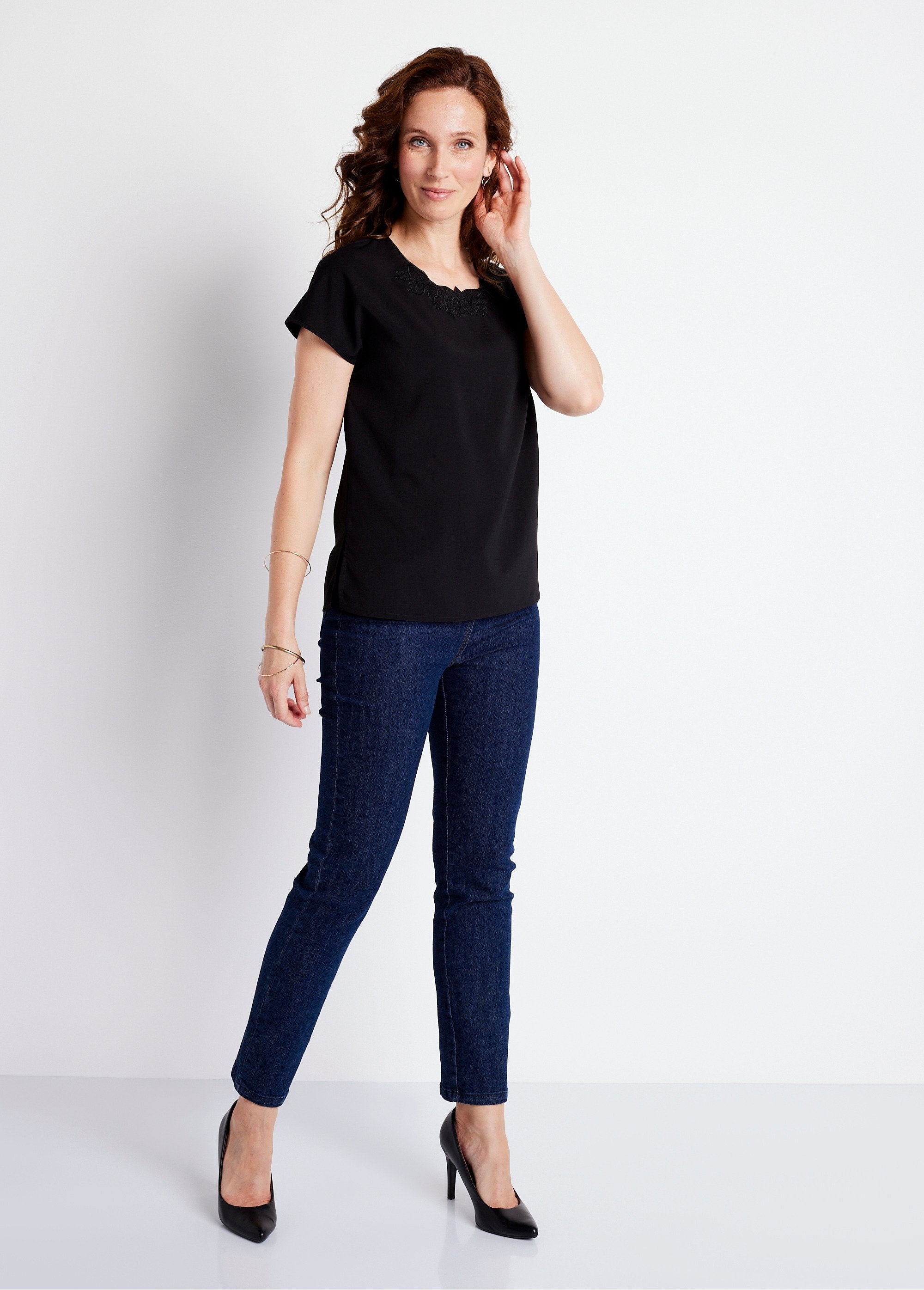 Long_short-sleeved_top_with_round_neck_embroidery_Black_SF1_slim