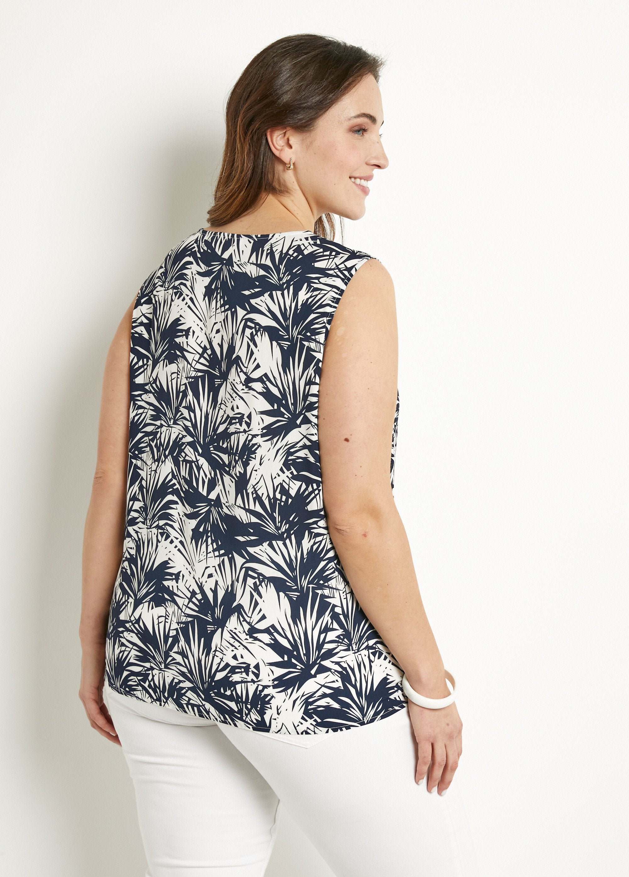 Long_round_neck_tank_top,_plain_or_printed_Navy_and_white_DO1_curvy