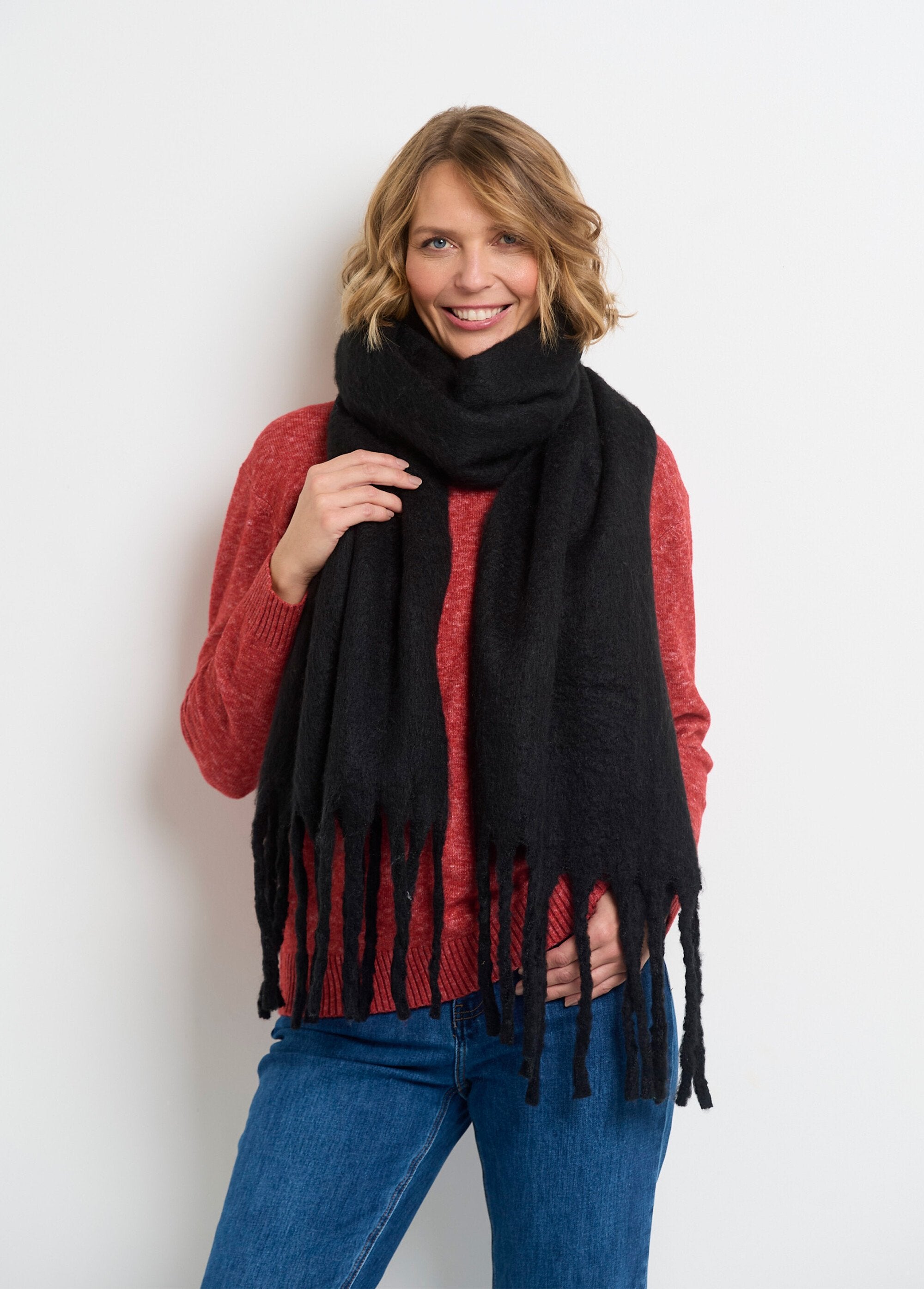 Thick_warm_plain_fluffy_scarf_Black_FA1_slim