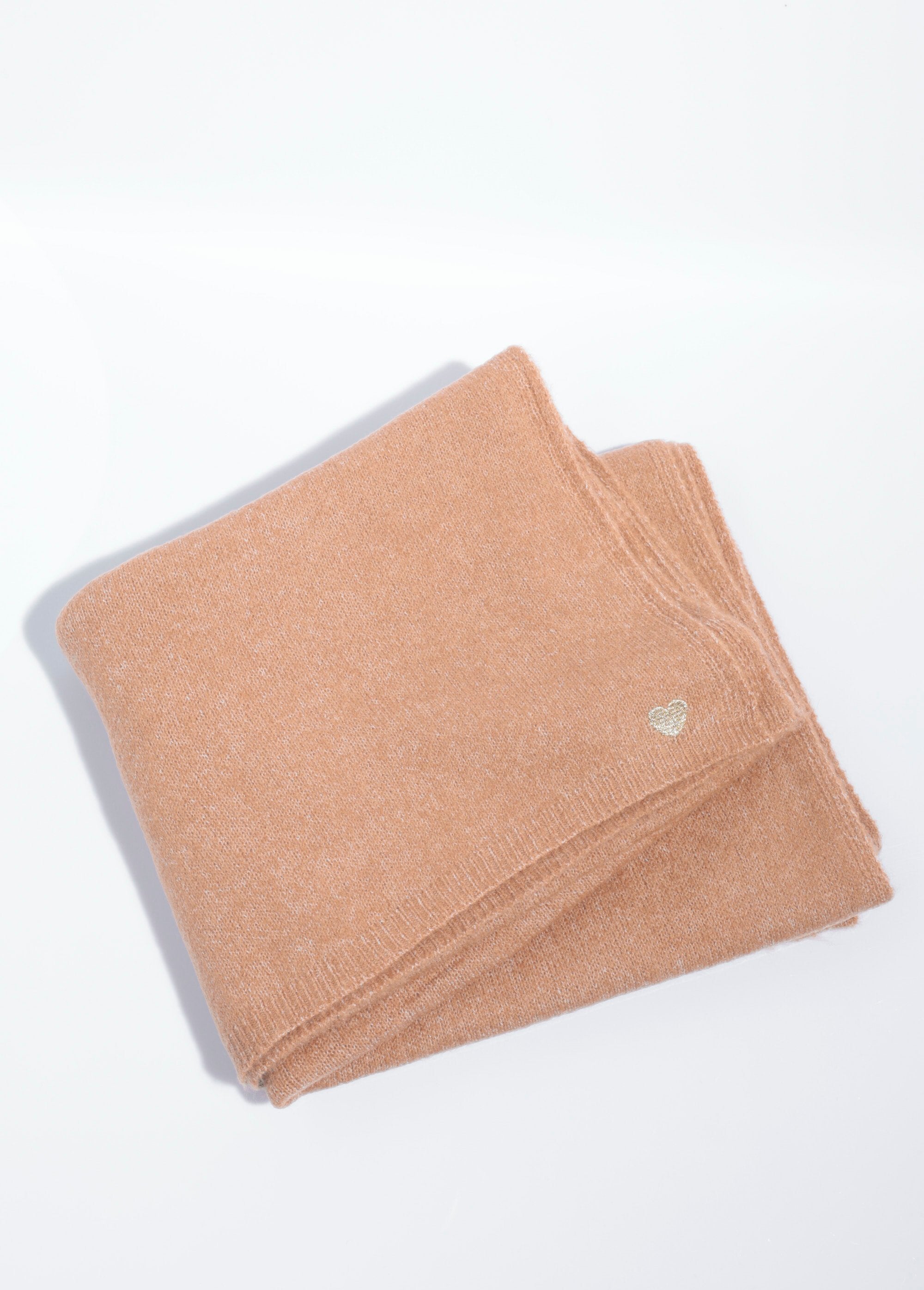 Warm,_fine-ribbed_scarf_with_wool_camel_AP1_slim