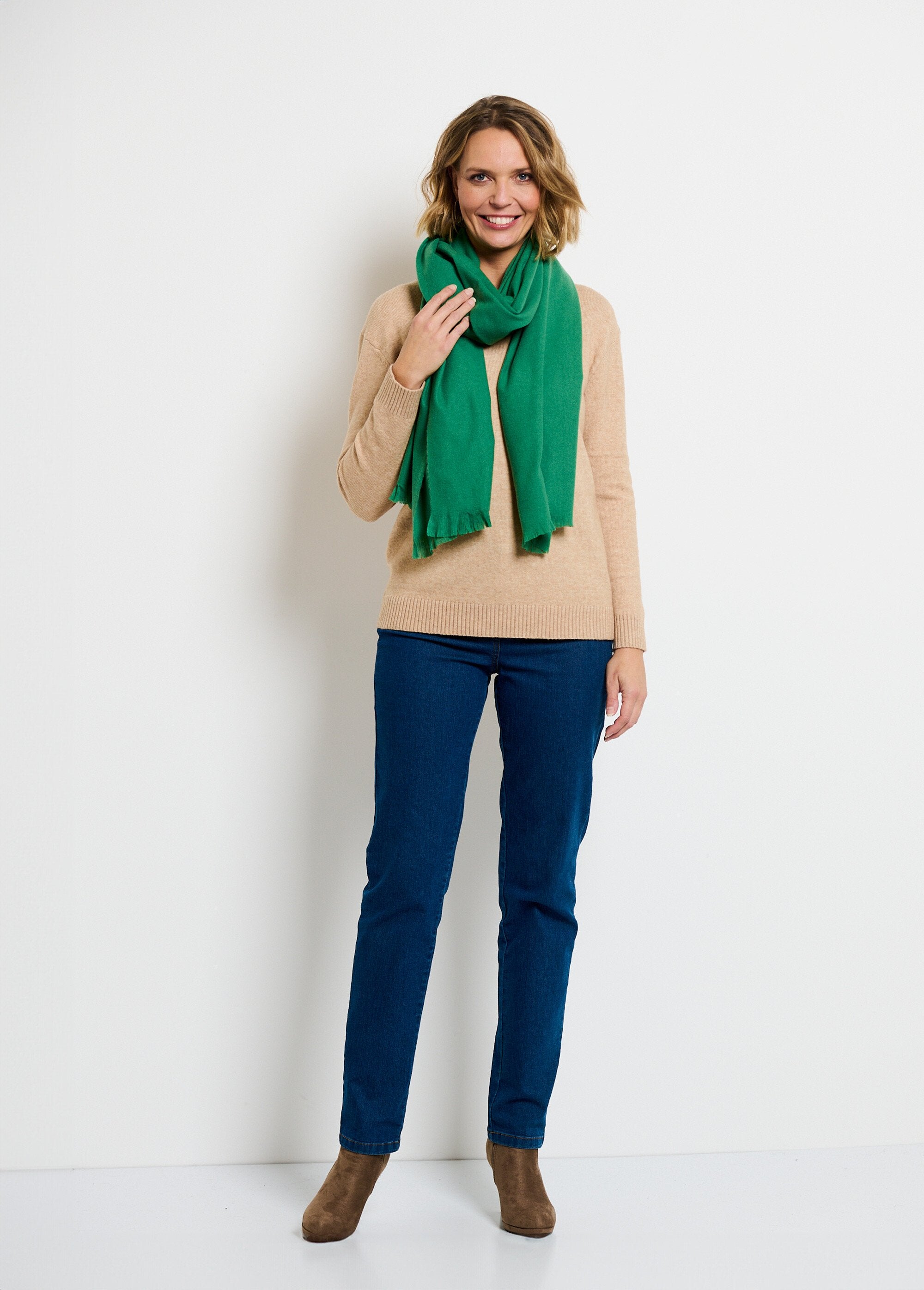 Trendy_warm_scarf_with_small_fringes_Green_SF1_slim