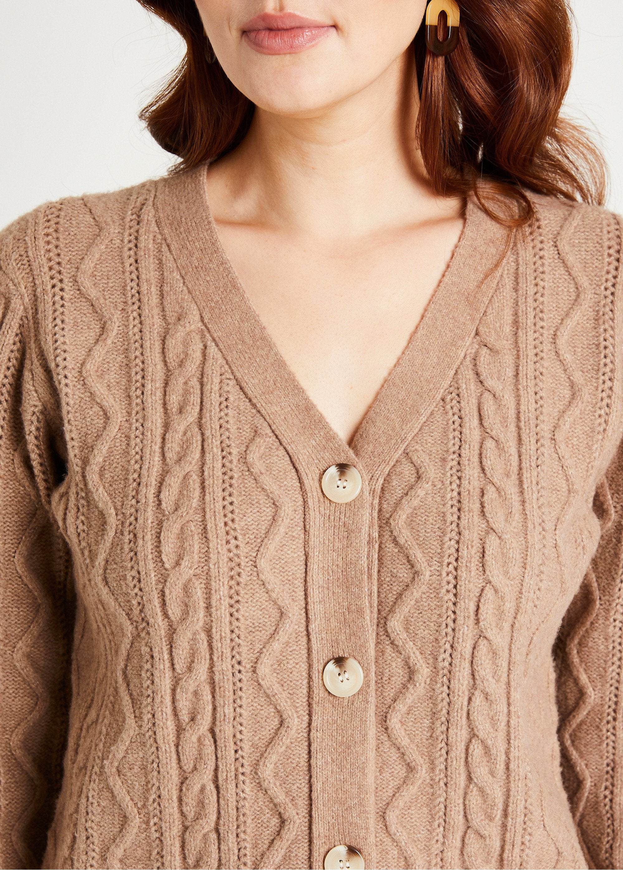 Short_buttoned_V-neck_cardigan,_cable_knit_Mole_DE2_slim