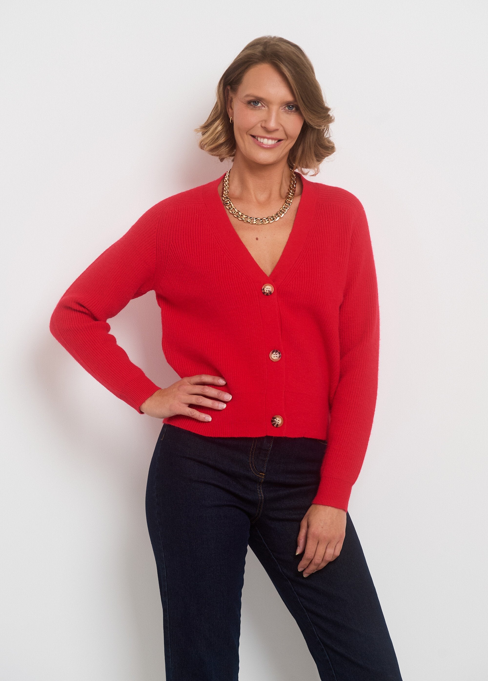 Short_V-neck_cardigan_with_contrasting_buttons_Red_FA1_slim