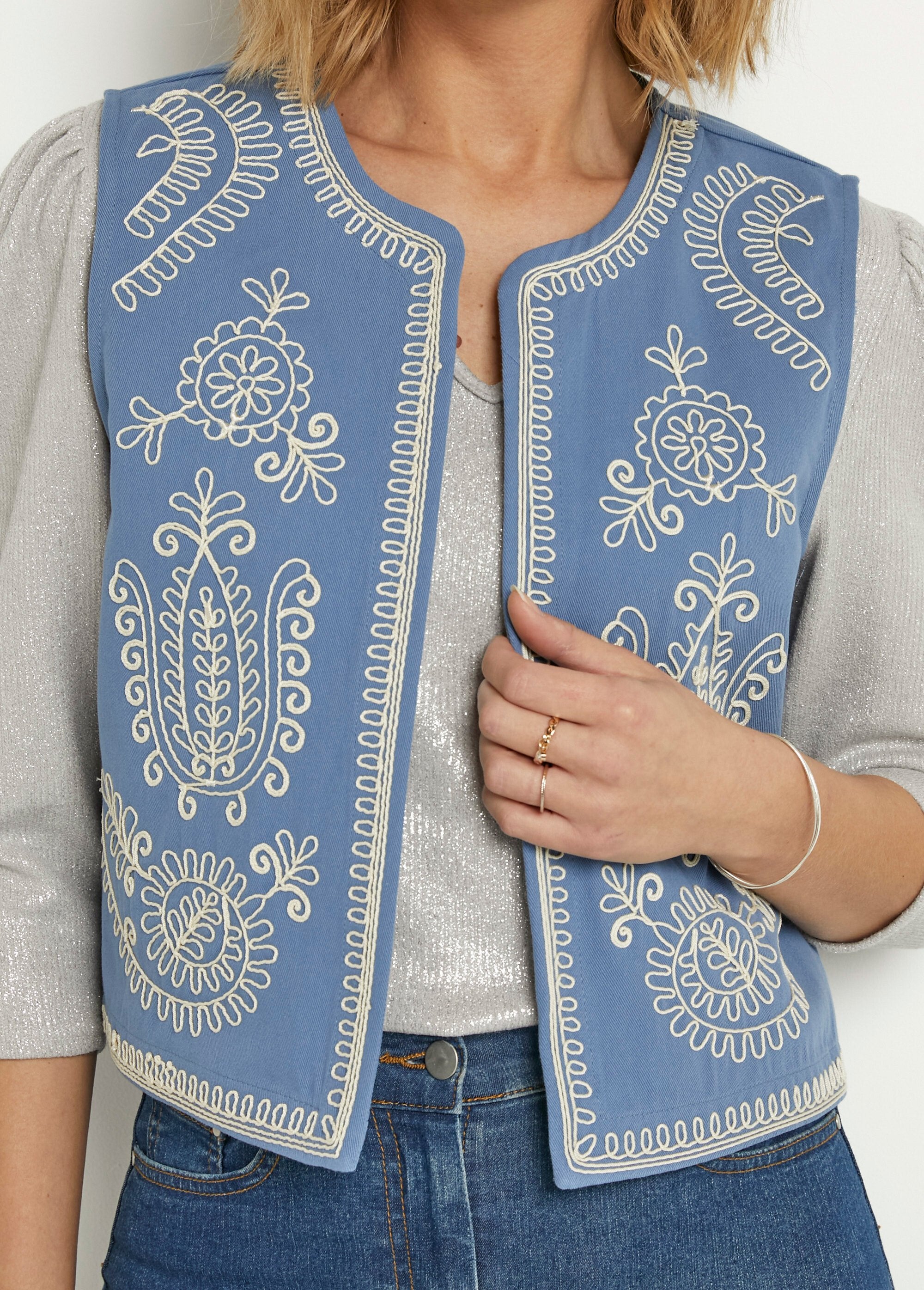 Scandinavian_style_embroidered_sleeveless_vest_Blue_DE1_slim