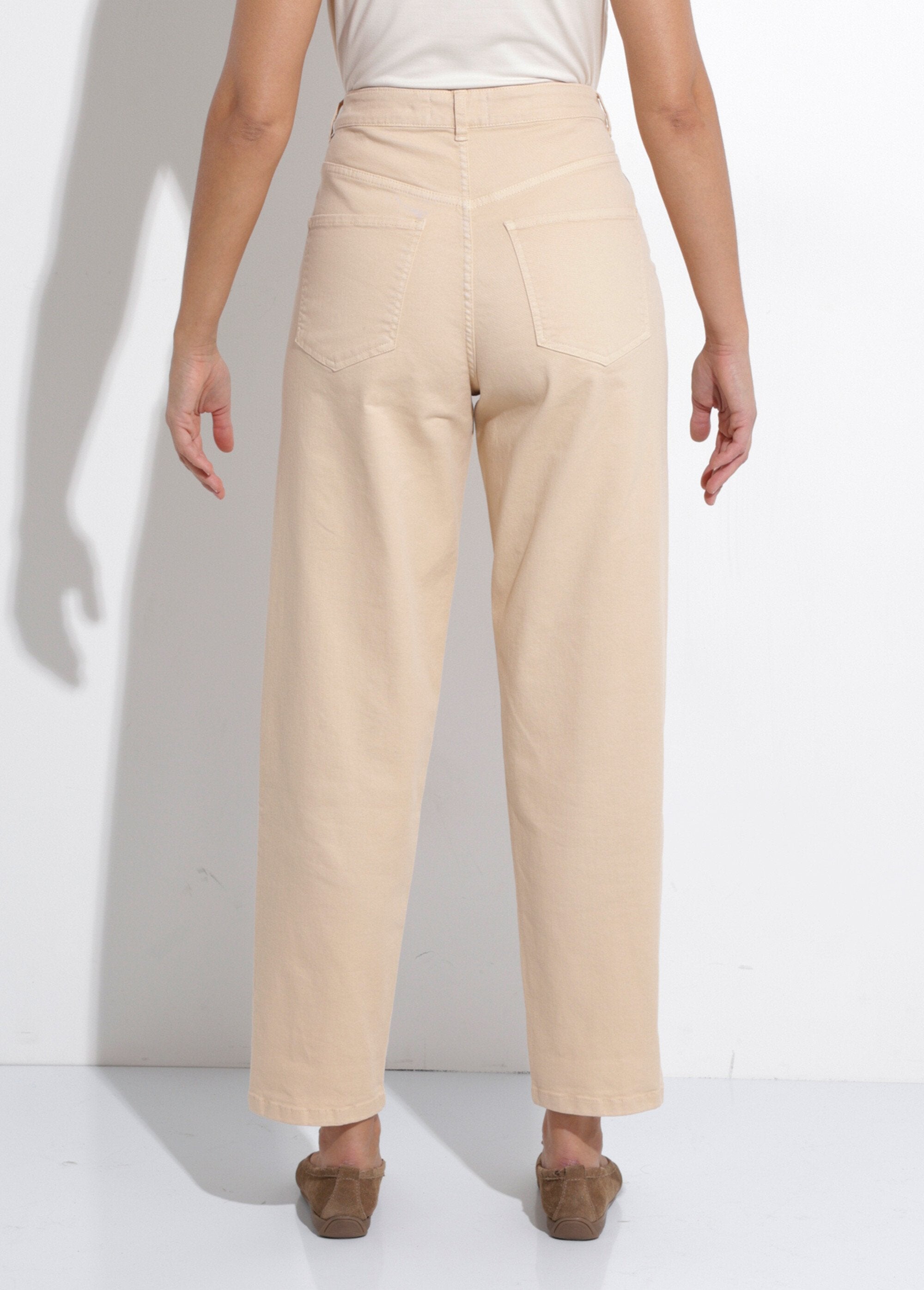 High-waisted,_stretchy_carrot-cut_jeans_Beige_DO1_slim