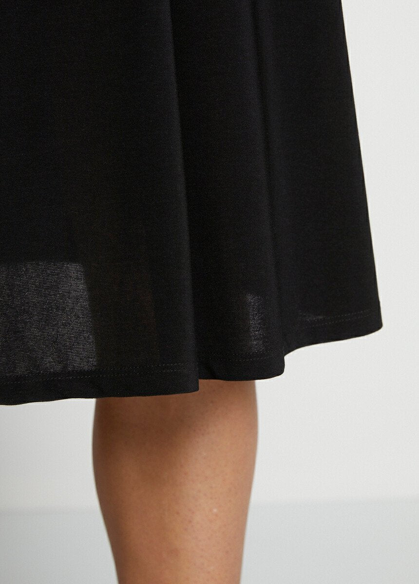 Mid-length_plain_knit_flared_skirt_with_bridge_Black_DE3_slim